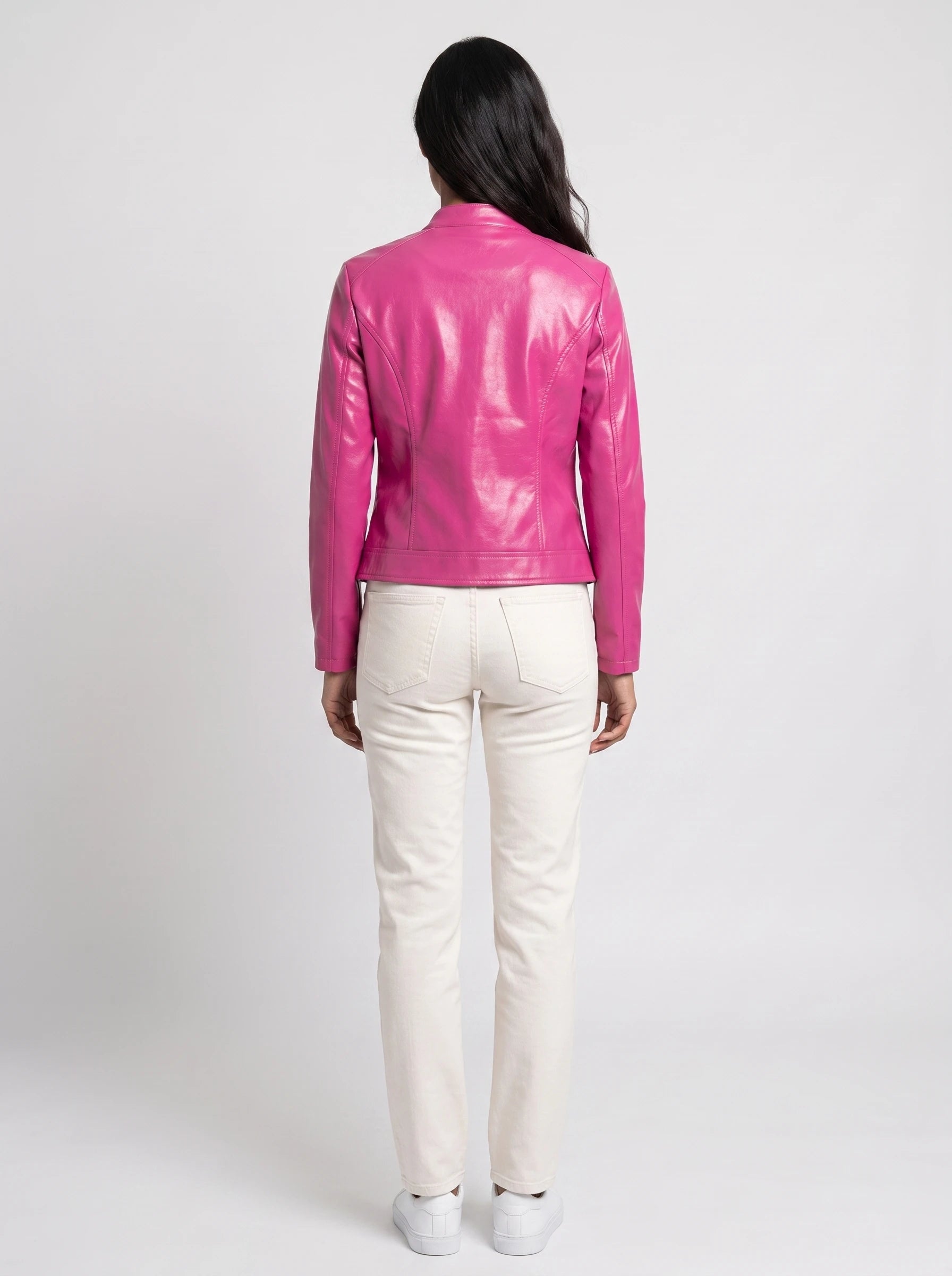 Veste motard en simili verni fuchsia Firmine, vue de dos en studio