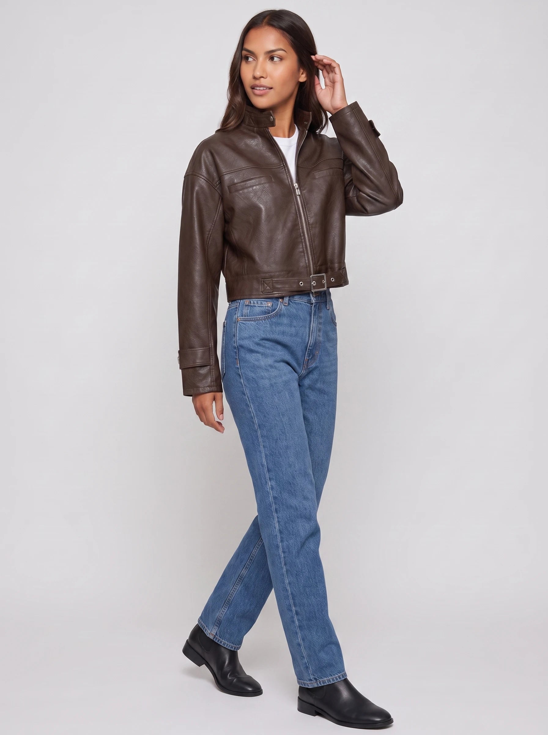 Veste moto crop ceinturée en simili brun Thérèse, vue de trois quarts en studio