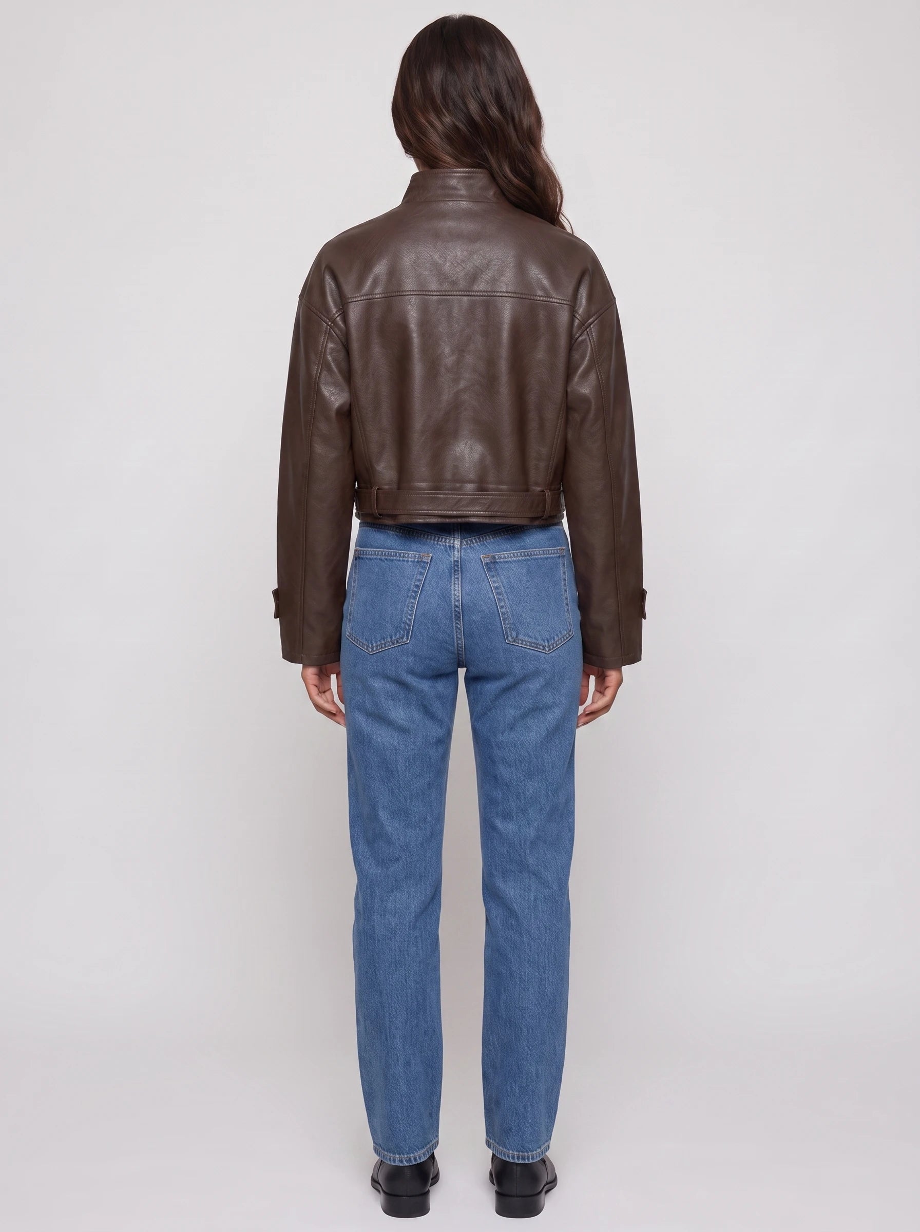 Veste moto crop ceinturée en simili brun Thérèse, vue de dos en studio