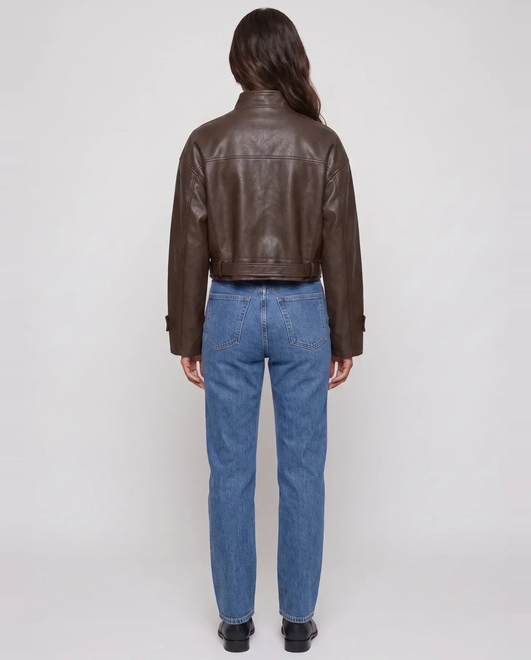 Veste moto crop ceinturée en simili brun Thérèse, vue de dos en studio
