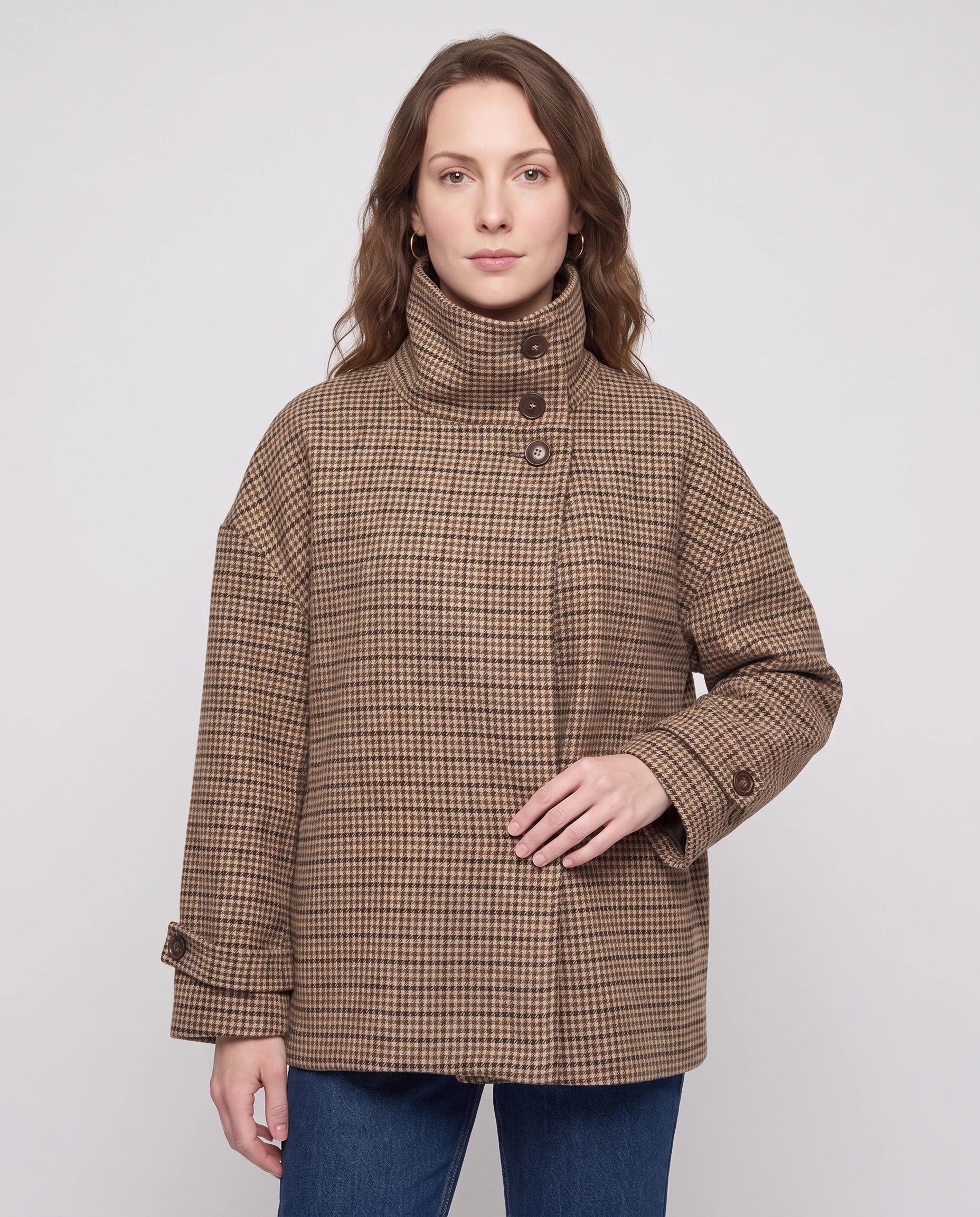 Veste courte pied-de-poule col asymétrique Priscille, plan rapproché buste en studio