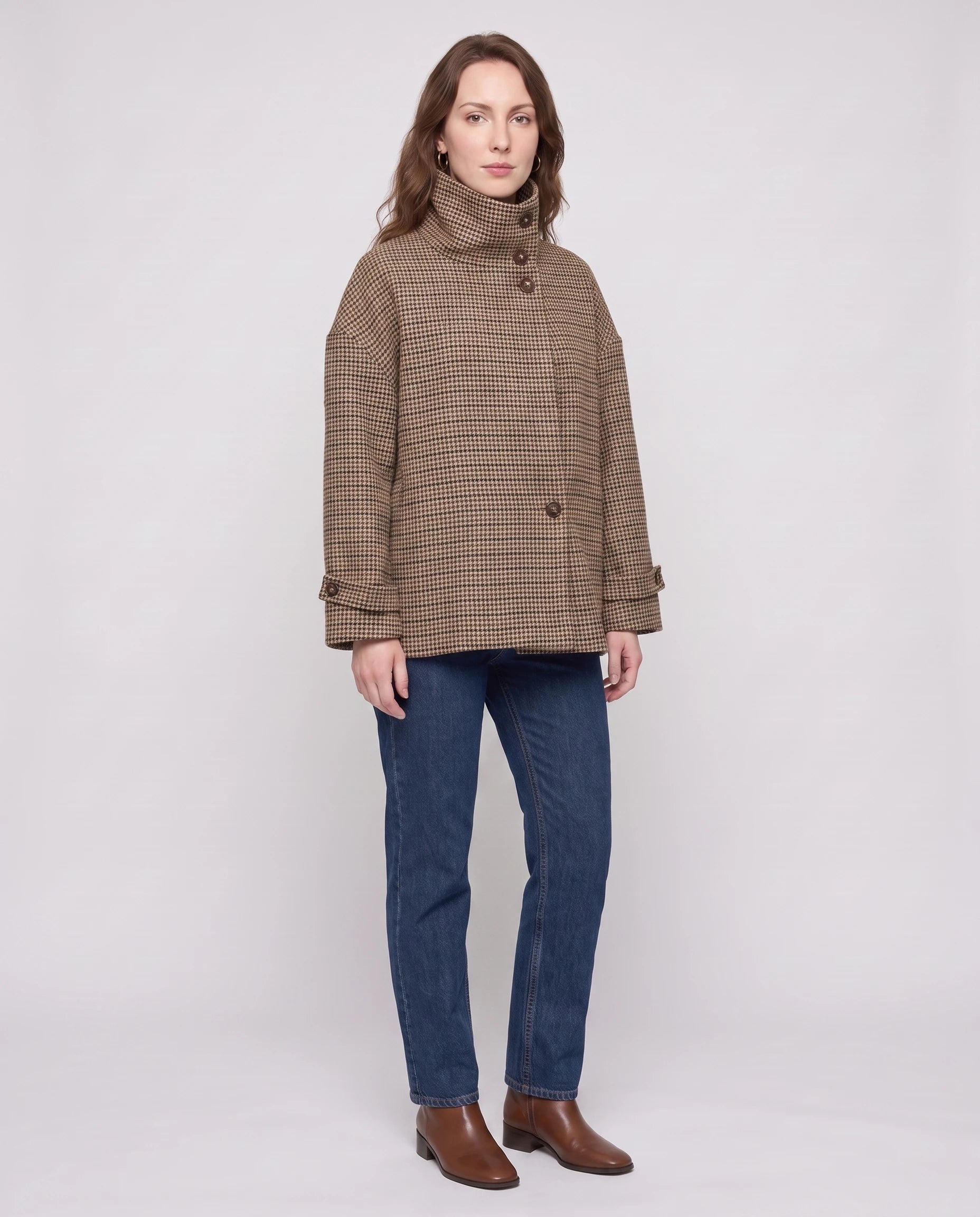 Veste courte pied-de-poule Priscille — vue de trois quarts en studio — coloris pied-de-poule brun