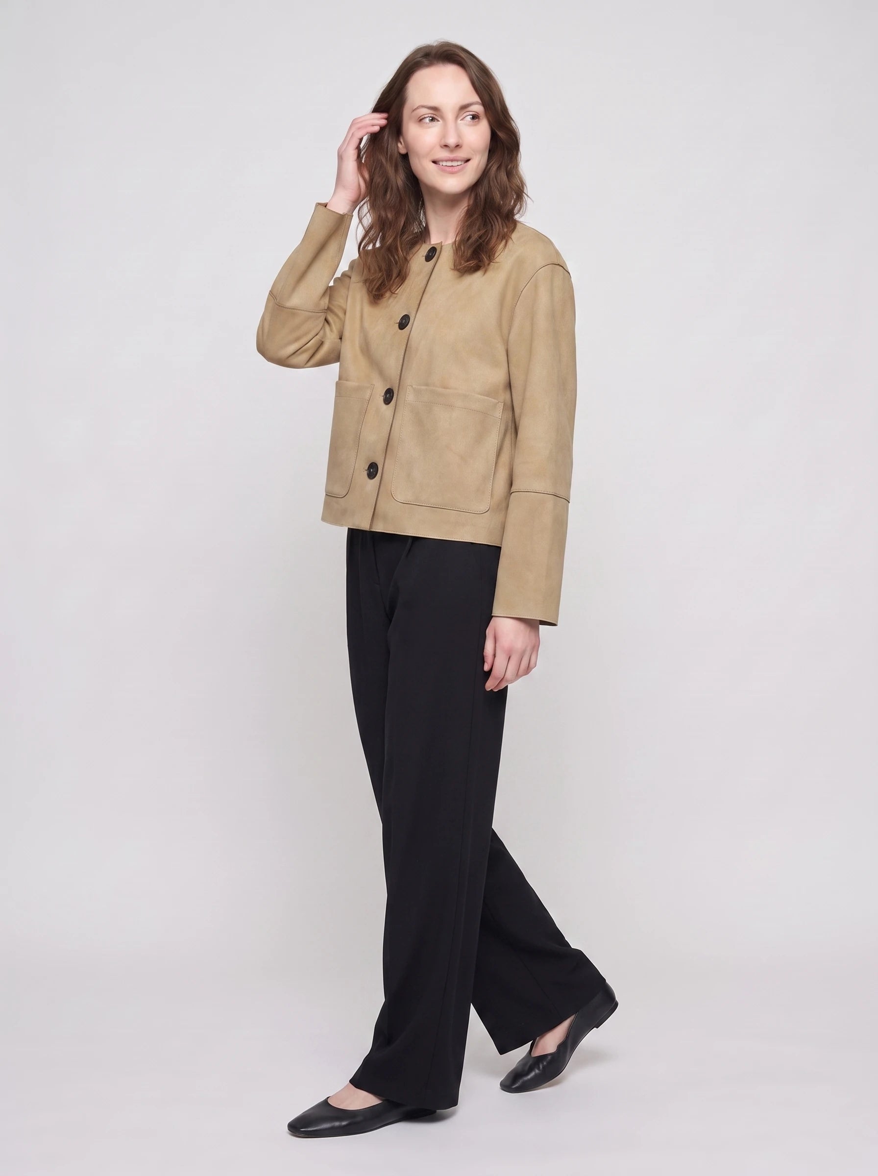 Veste sans col en suédine sable Andrée, vue de trois quarts en studio