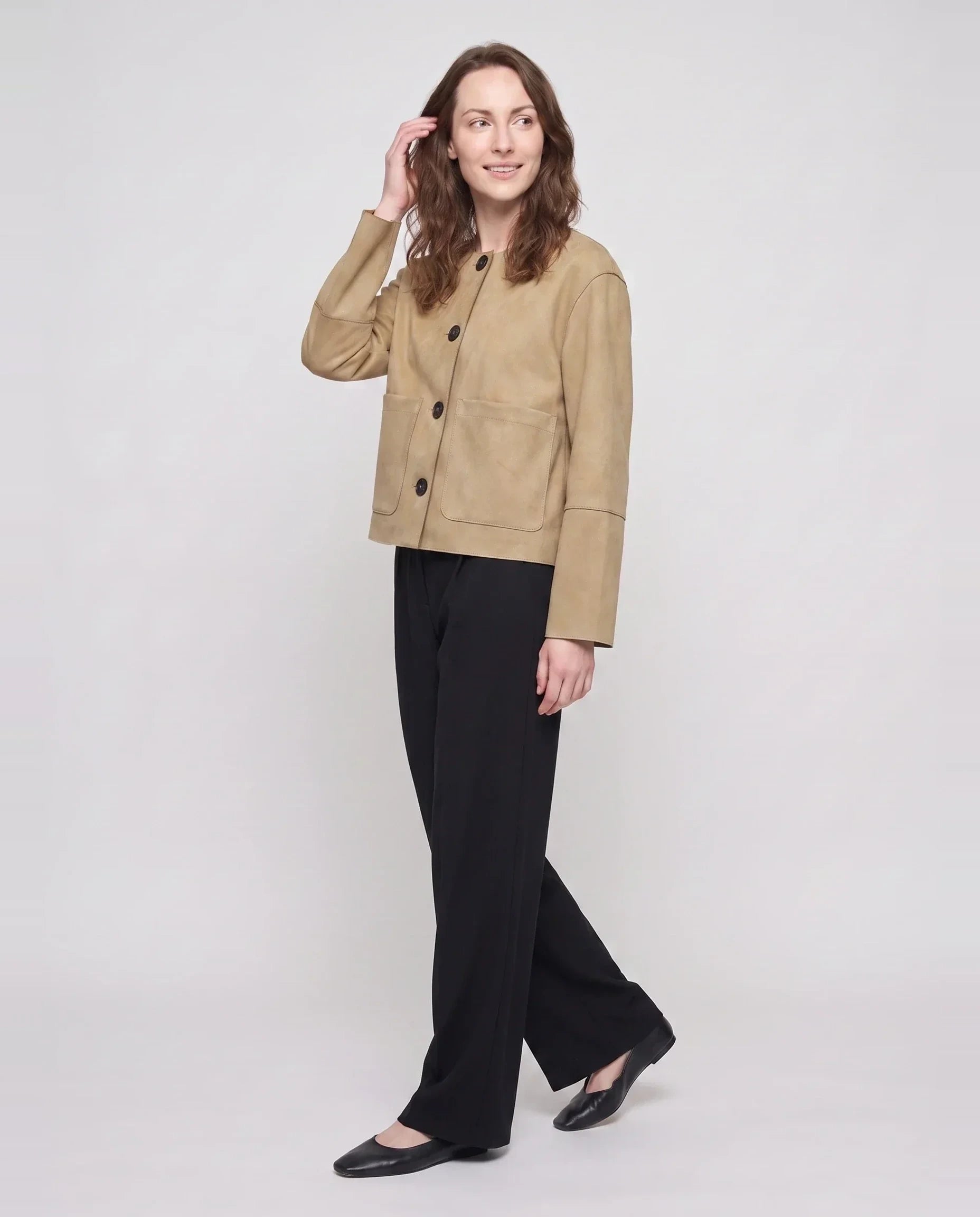 Veste sans col en suédine sable Andrée, vue de trois quarts en studio