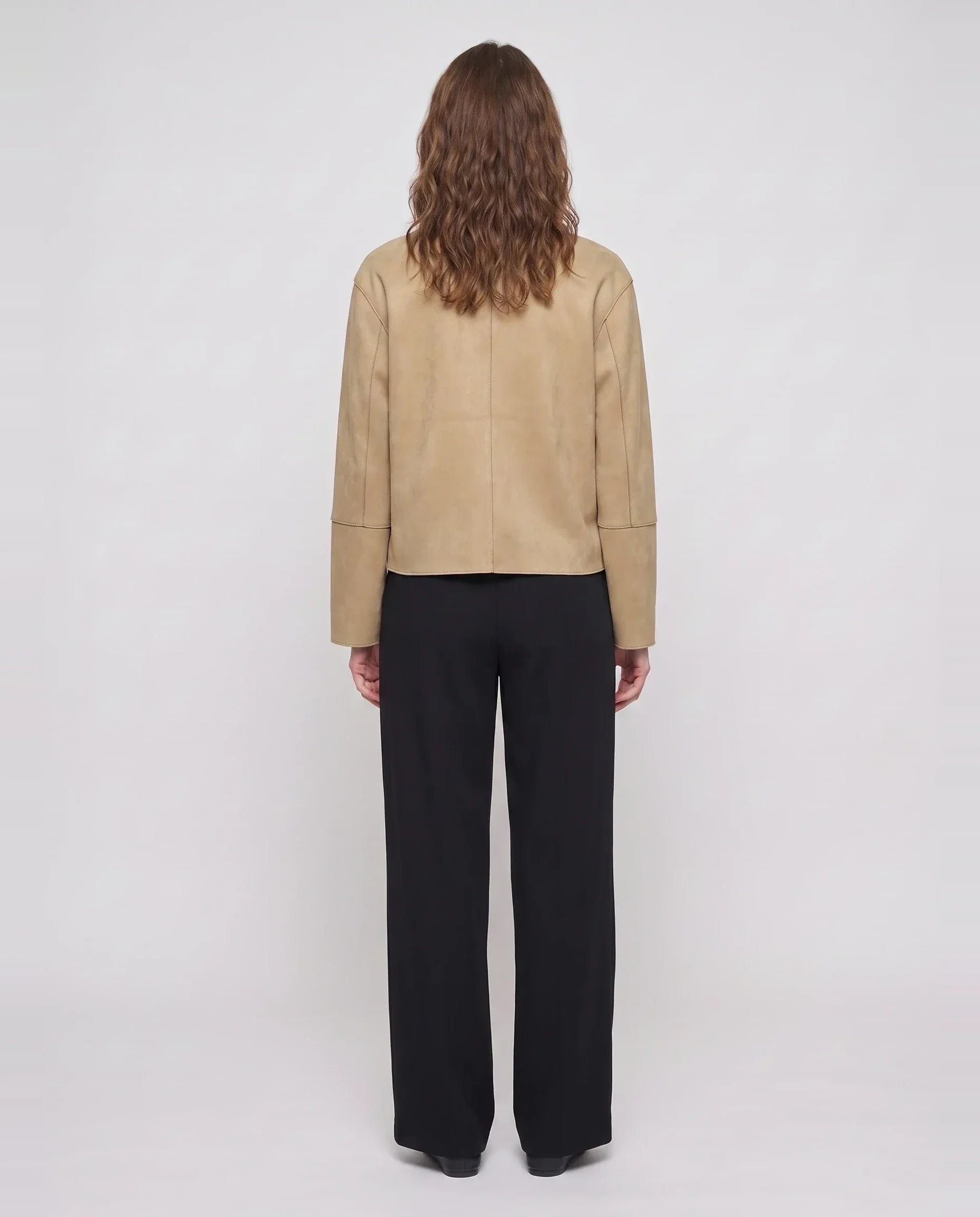 Veste sans col en suédine sable Andrée, vue de dos en studio
