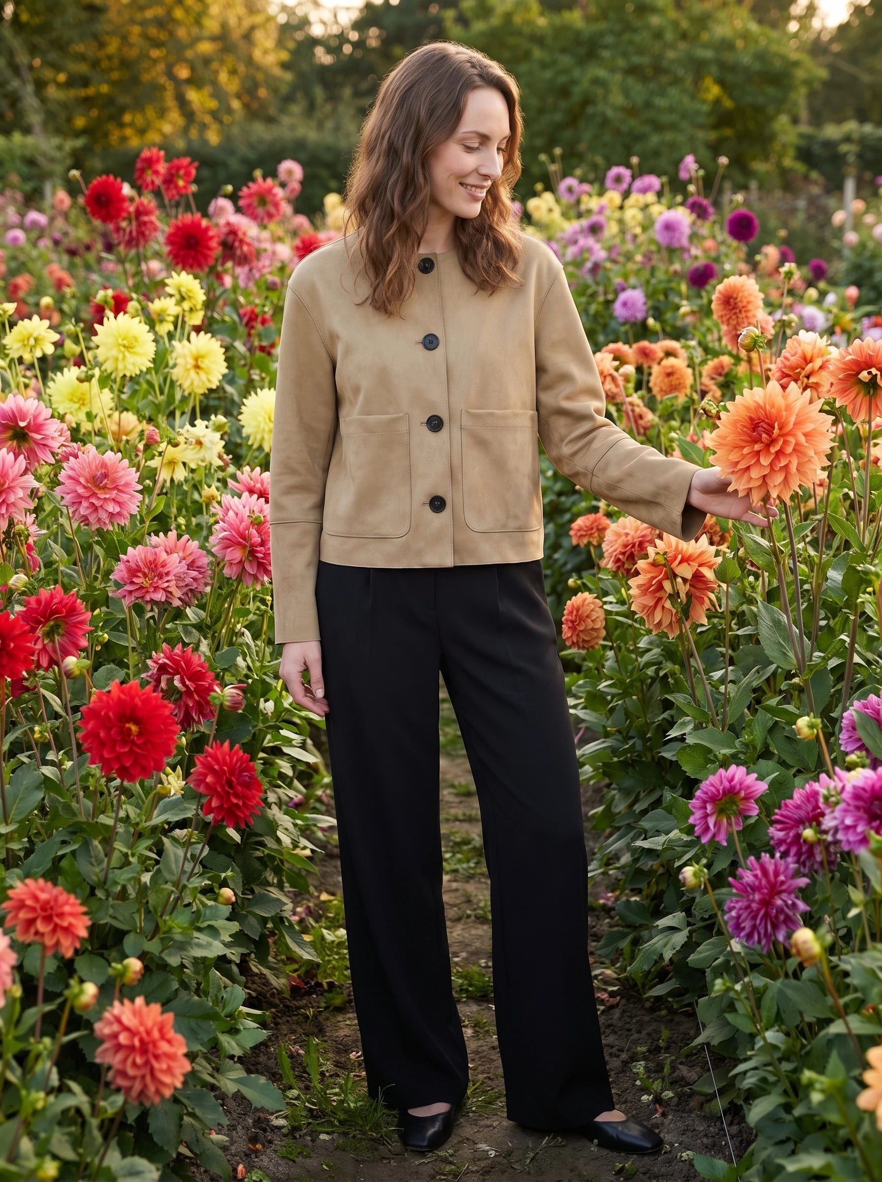 Veste sans col en suédine sable Andrée, portée dans un jardin de dahlias