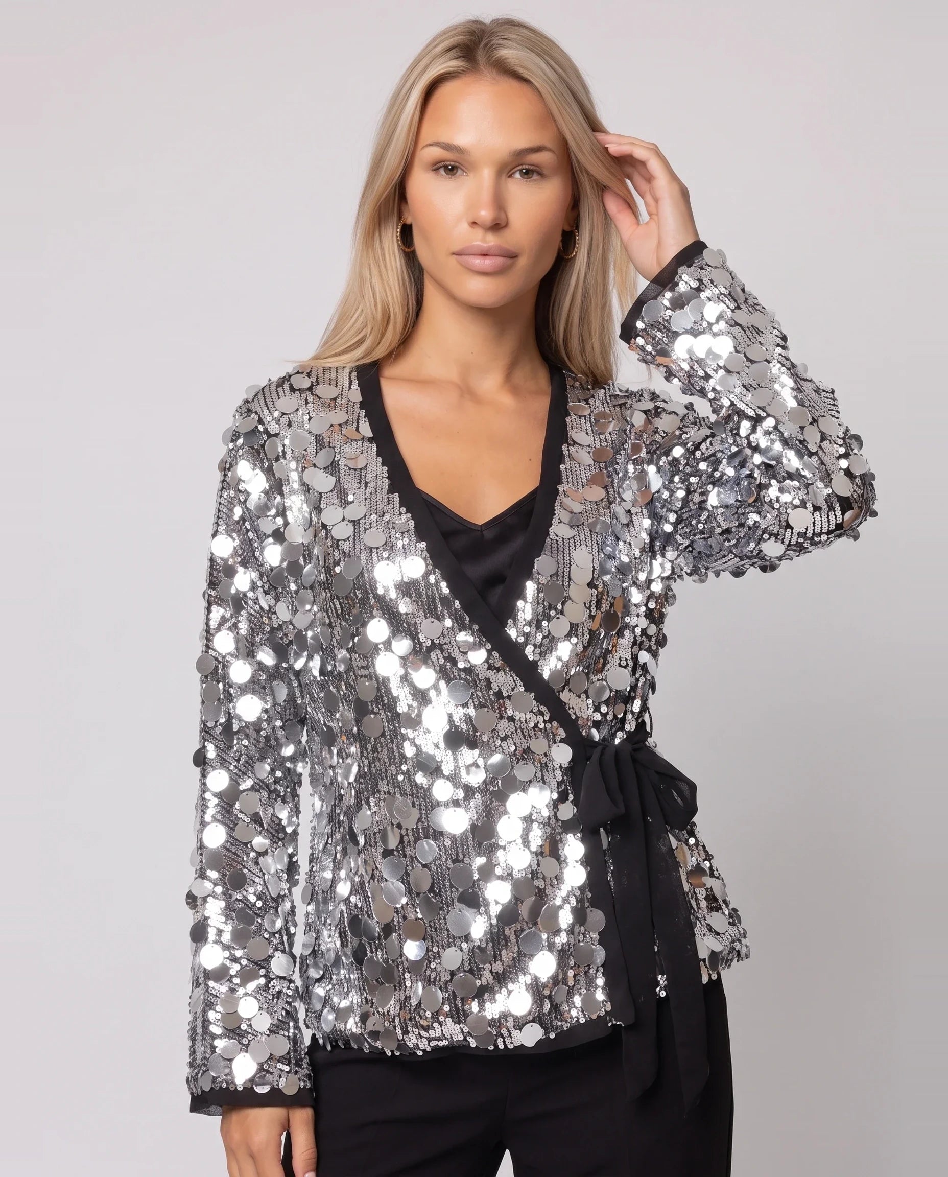 Veste kimono à sequins argentée Félicie, plan rapproché en studio