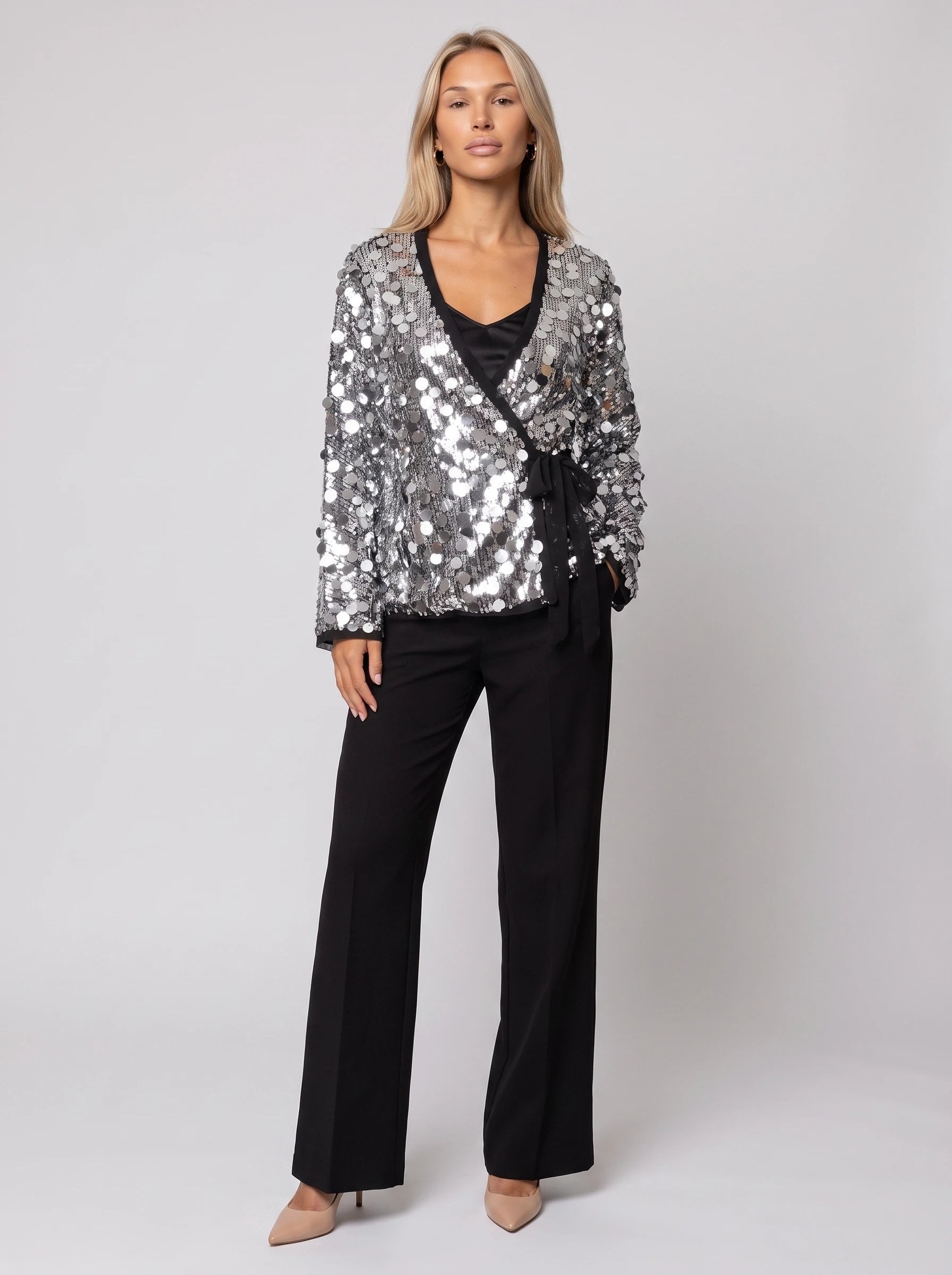 Veste kimono à sequins argentée Félicie, vue de face en studio