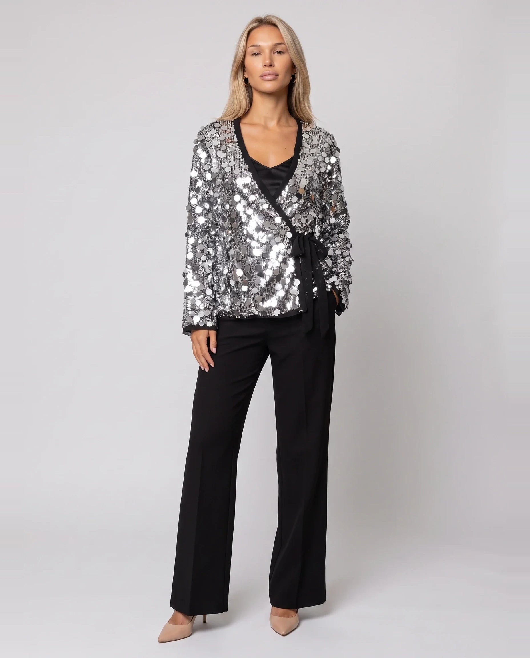 Veste kimono à sequins argentée Félicie, vue de face en studio