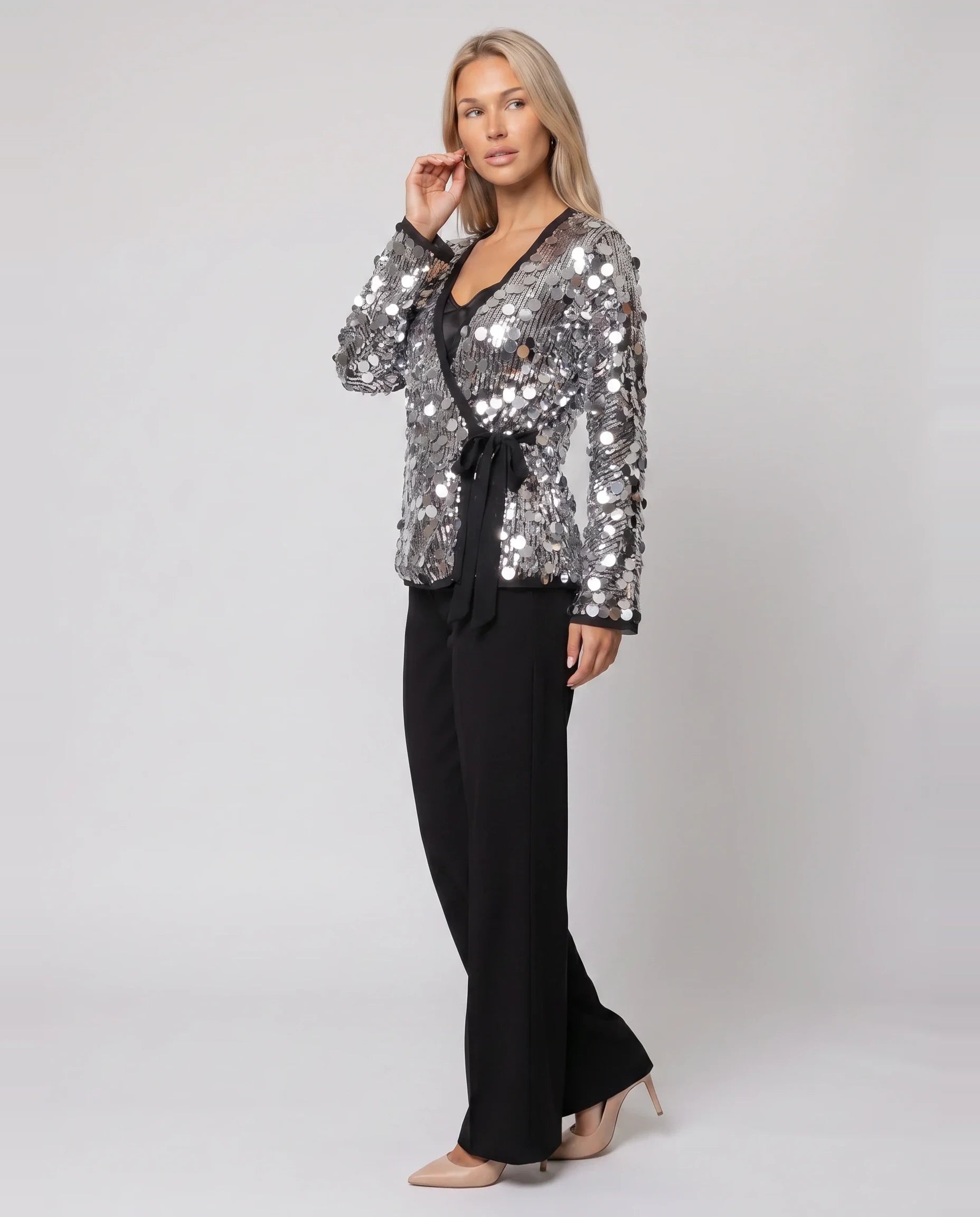 Veste kimono à sequins argentée Félicie, vue de trois quarts en studio