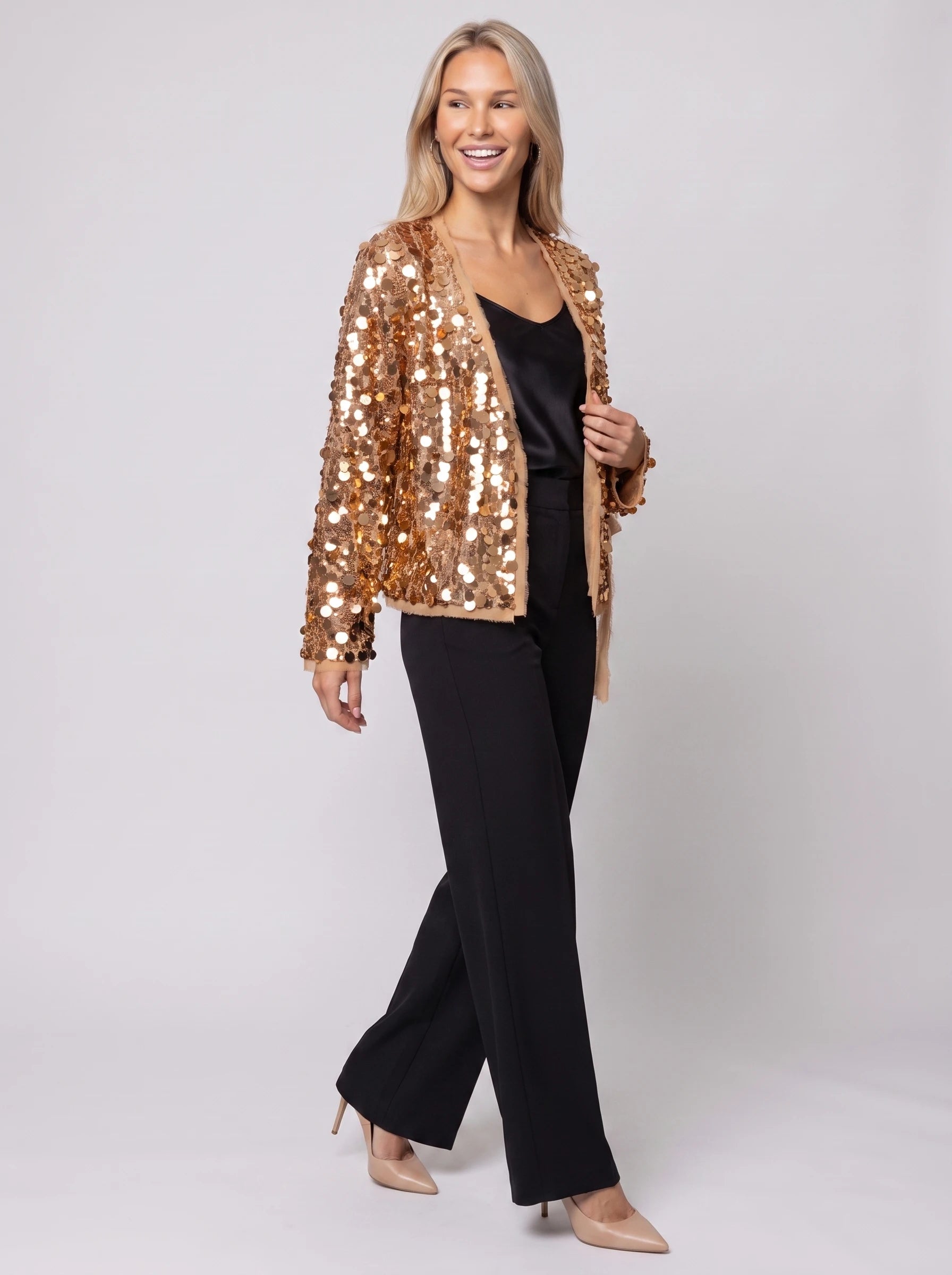 Veste kimono à sequins dorée Félicie, vue de trois quarts en studio