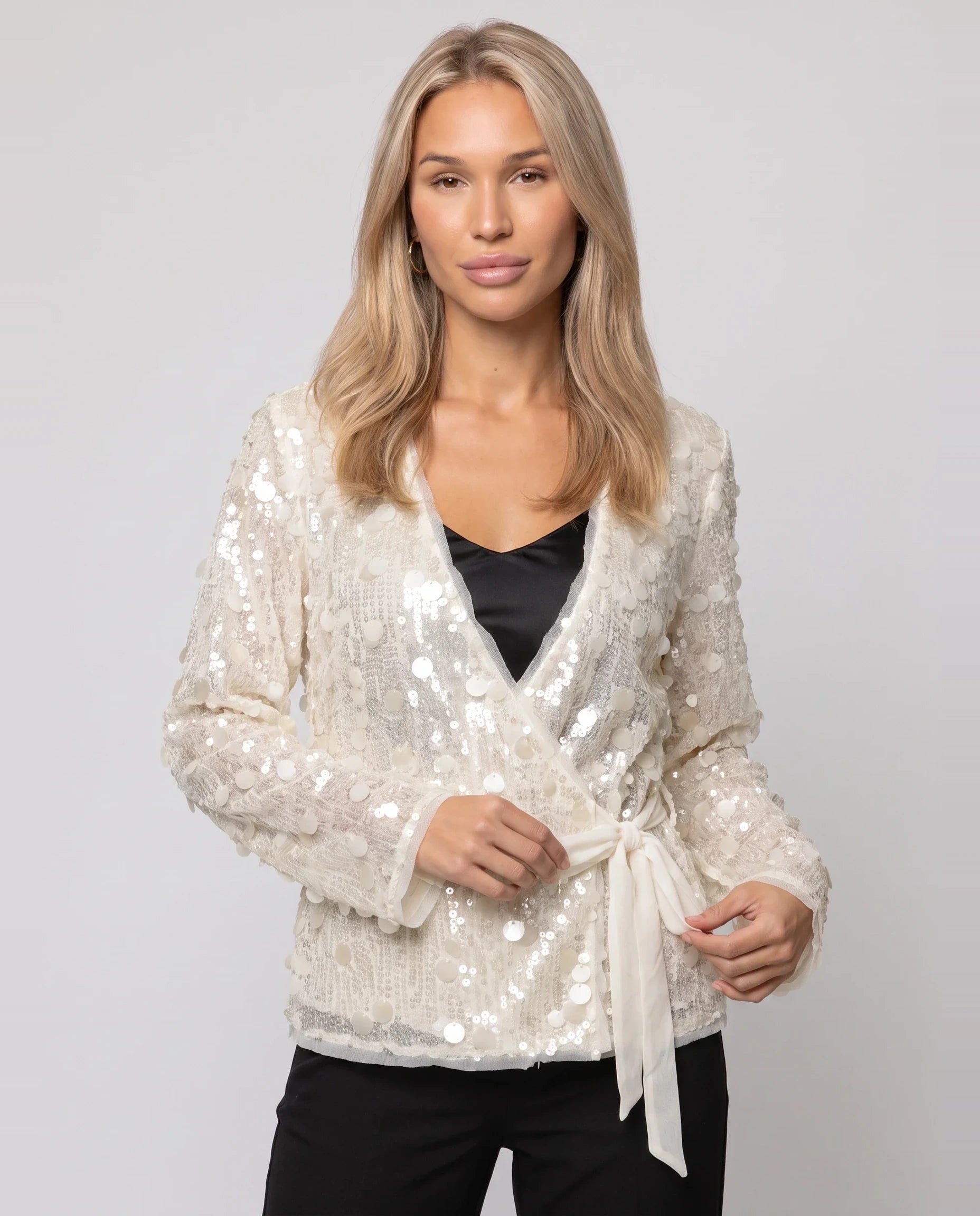 Veste kimono à sequins écru Félicie, plan rapproché en studio