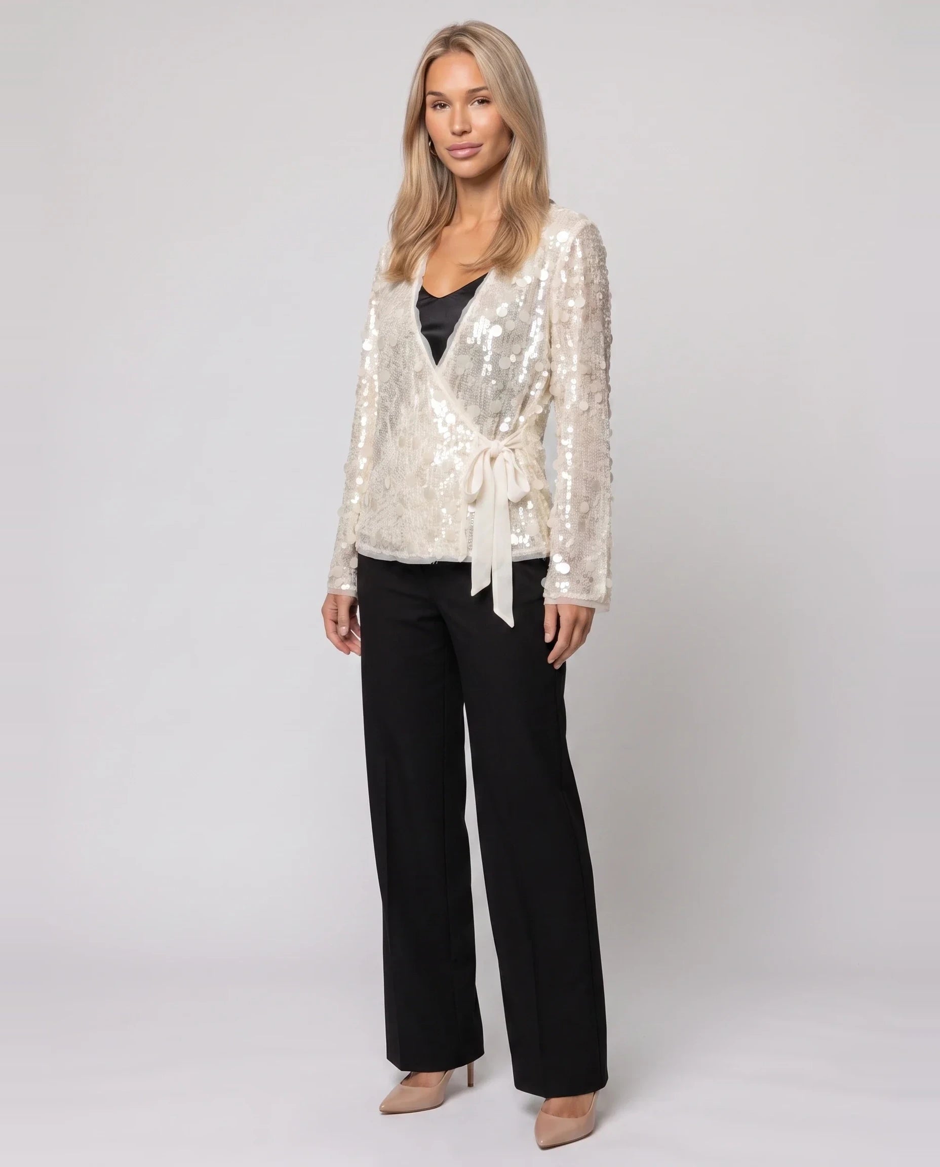 Veste kimono à sequins écru Félicie, vue de trois quarts en studio