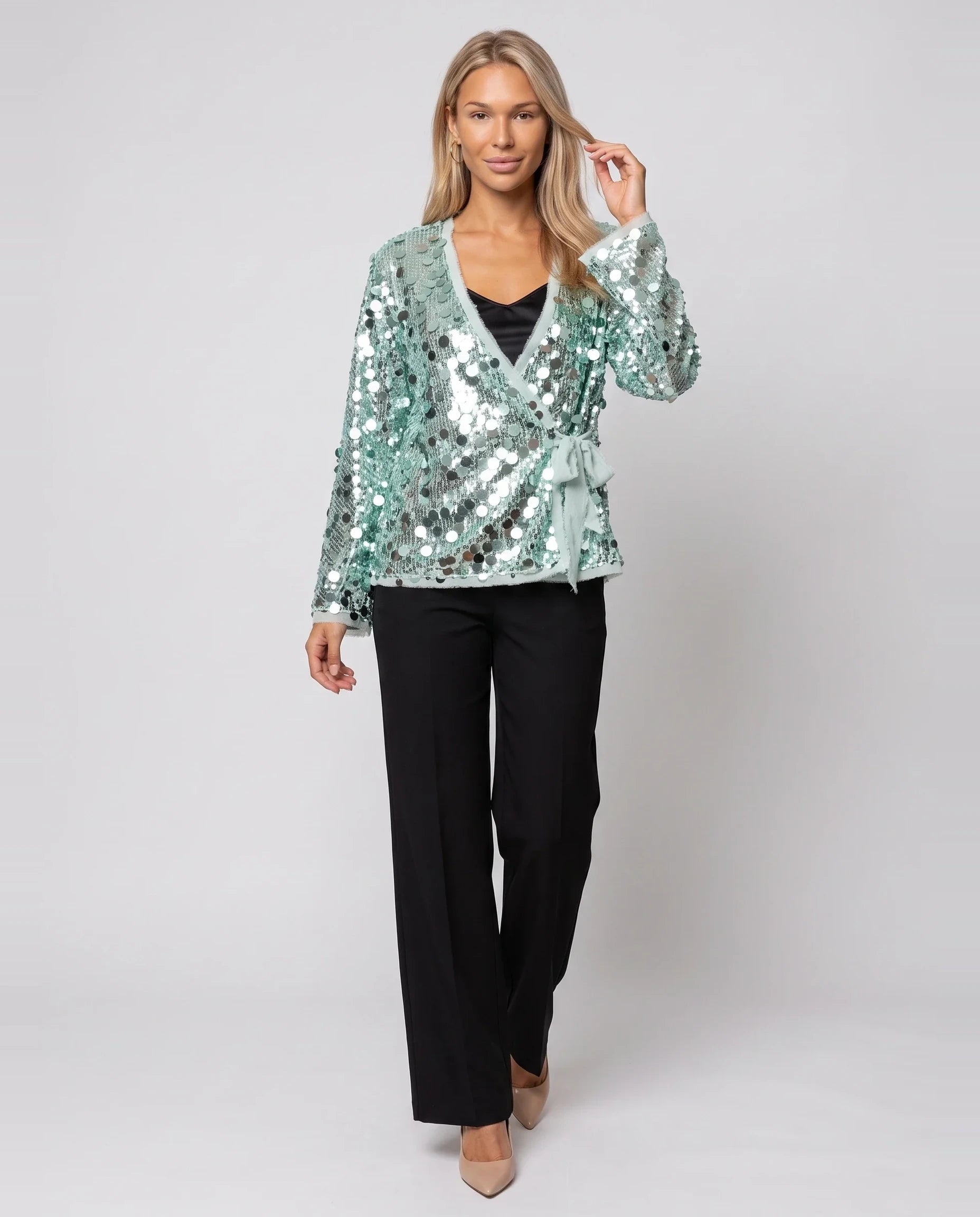 Veste kimono à sequins vert d'eau Félicie, vue de face en studio