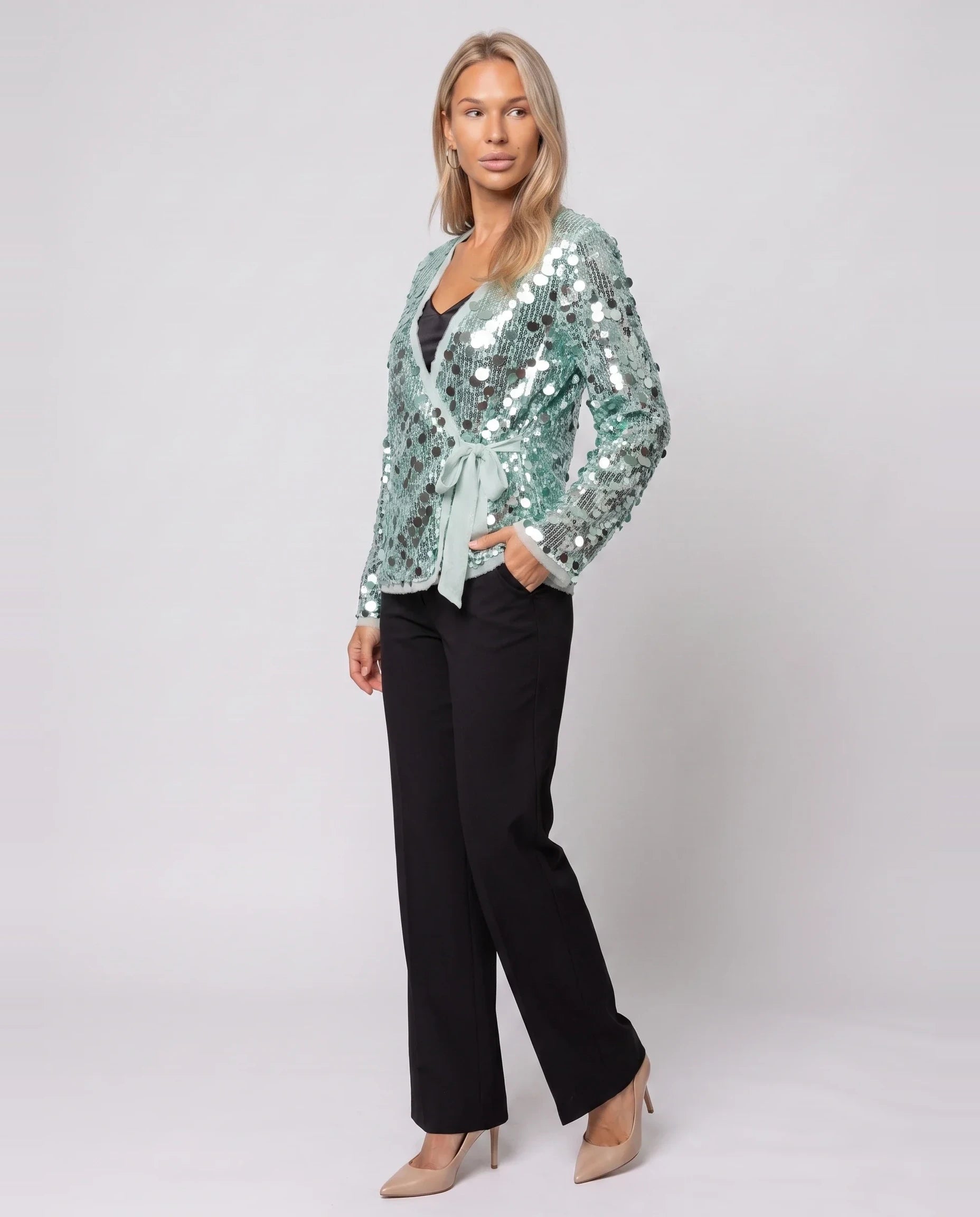 Veste kimono à sequins vert d'eau Félicie, vue de trois quarts en studio