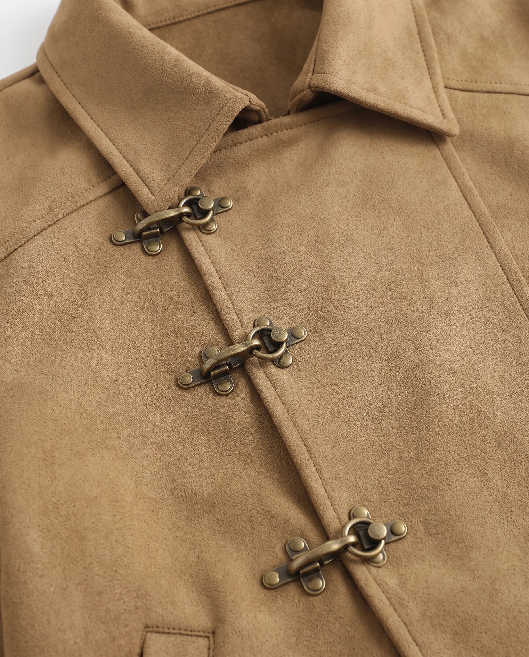 Veste suédine camel Diane, détail des fermoirs pompier en laiton et de la patte décalée