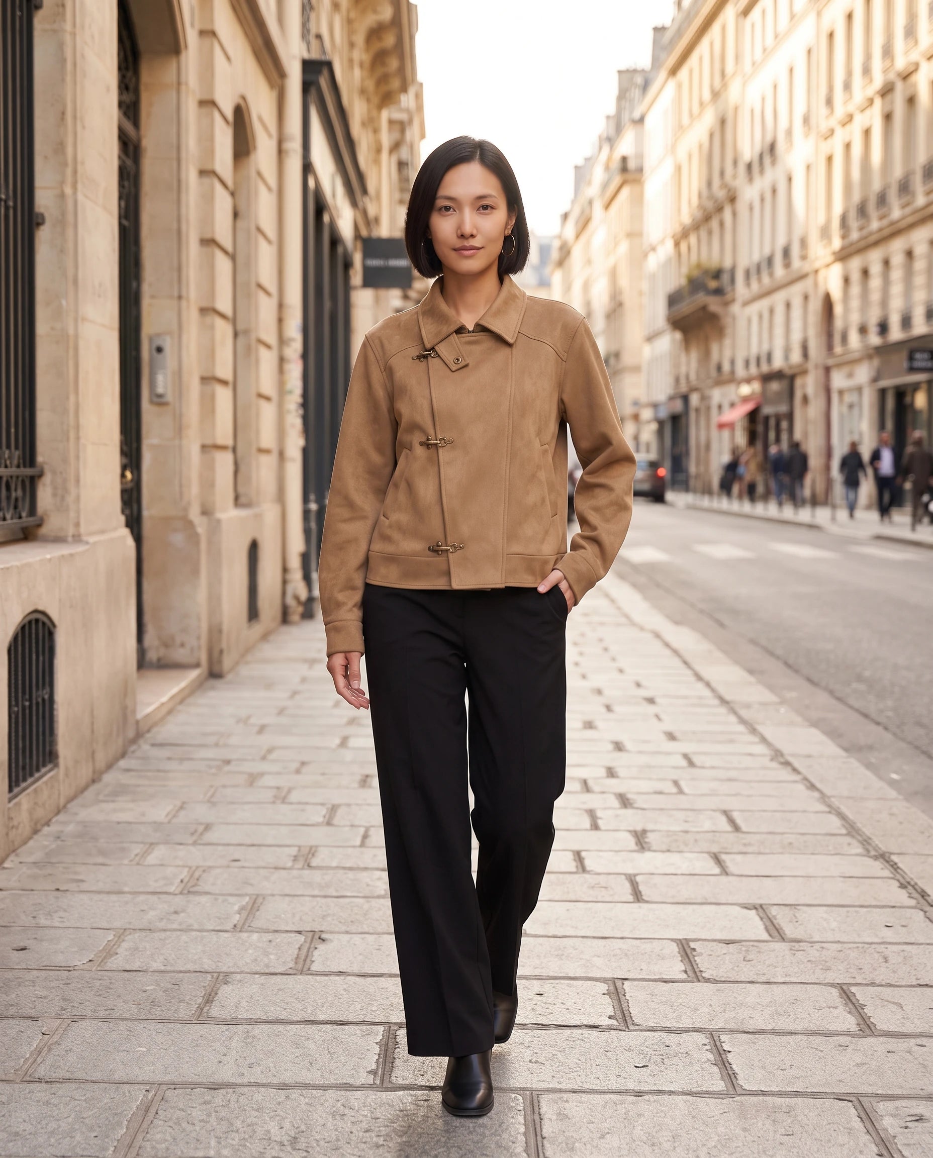 Veste courte en suédine camel Diane, portée en ville