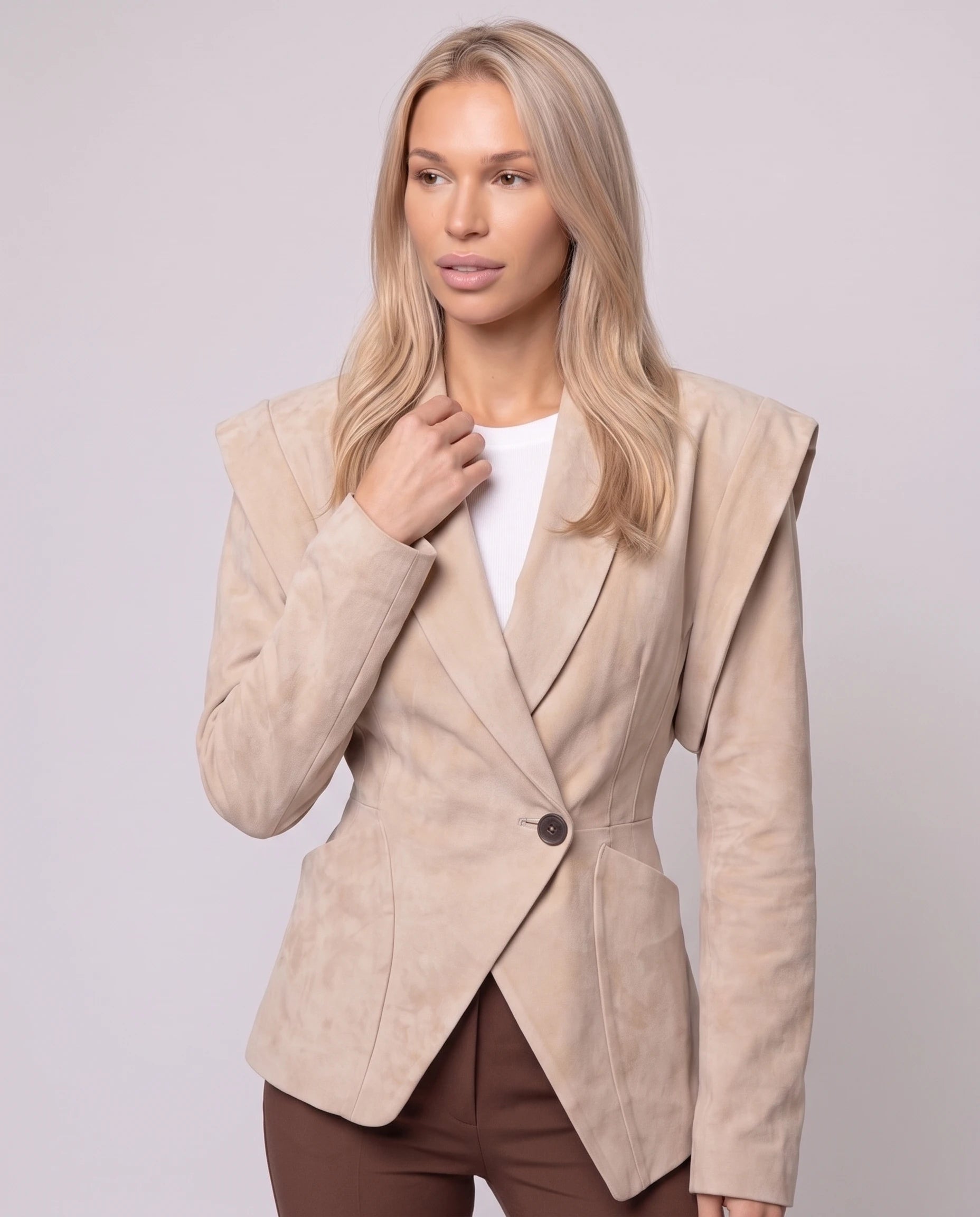 Veste en suédine cintrée beige sable Adeline, main au col, plan buste en studio