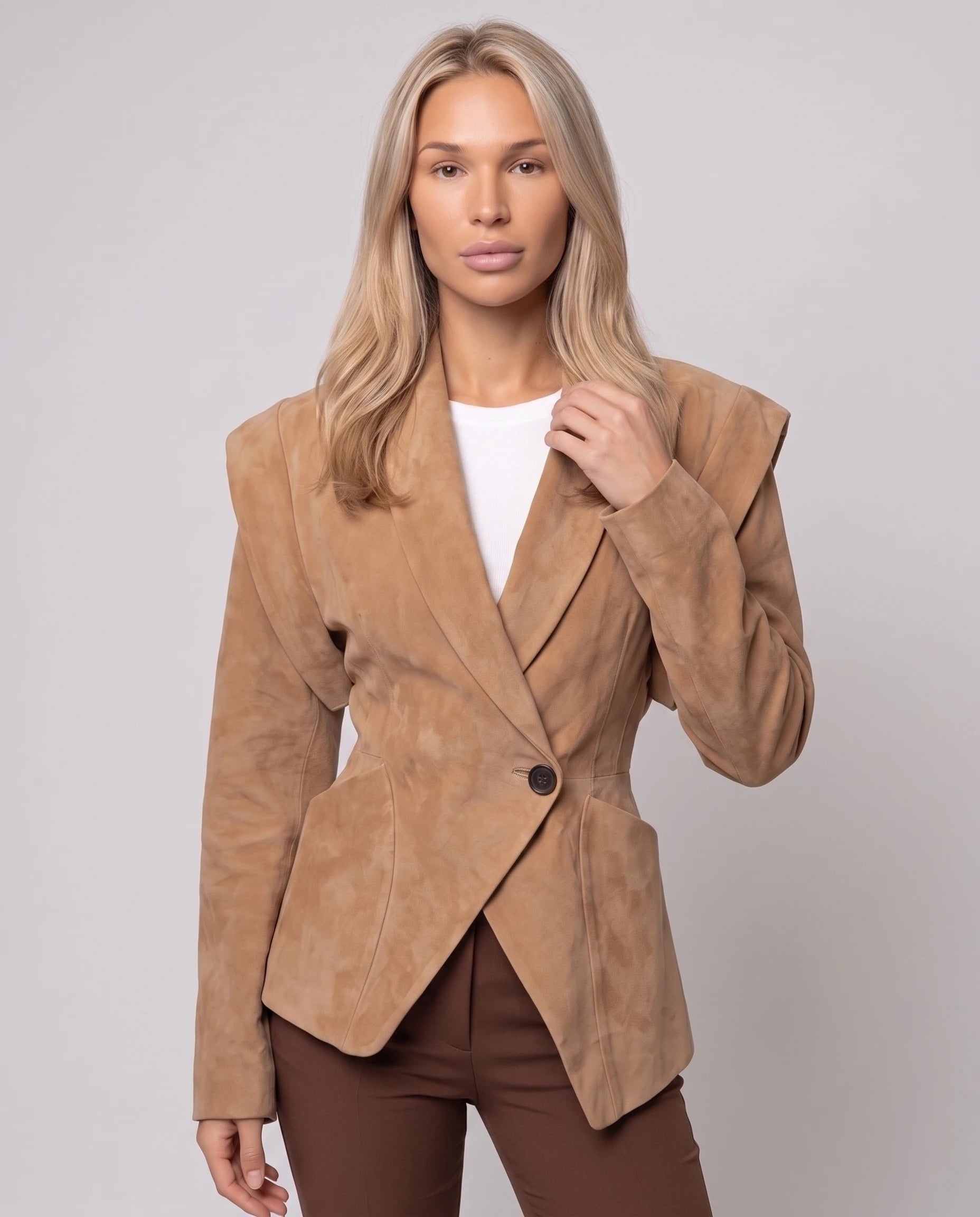Veste en suédine cintrée camel Adeline, col châle drapé, plan buste en studio