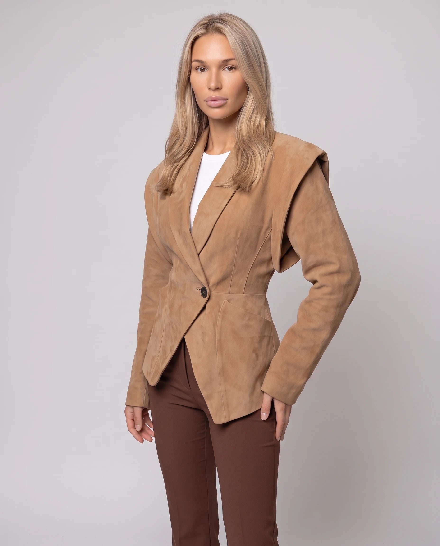 Veste en suédine cintrée camel Adeline, vue de trois quarts en studio