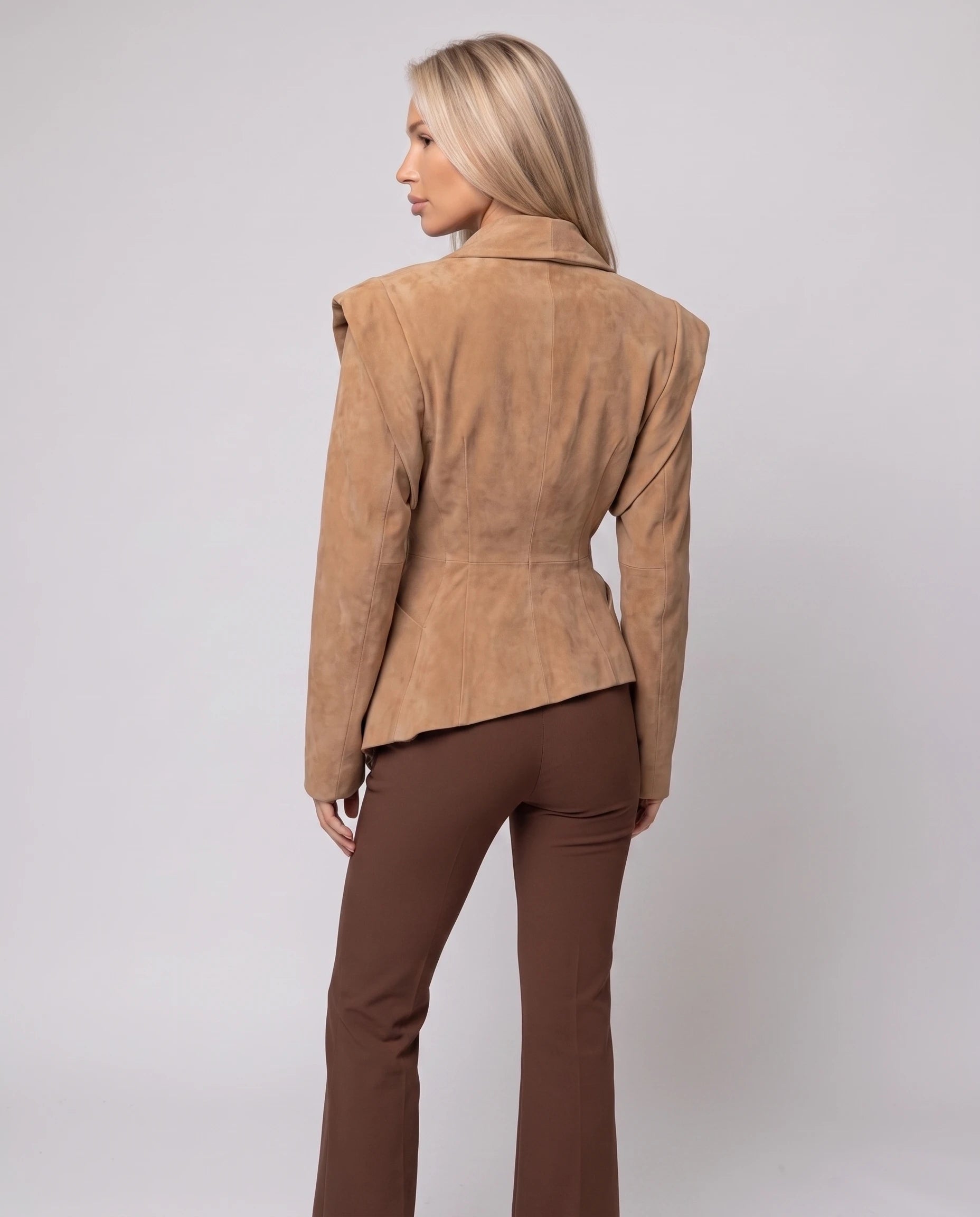 Veste en suédine cintrée camel Adeline, vue de dos et épaules structurées en studio