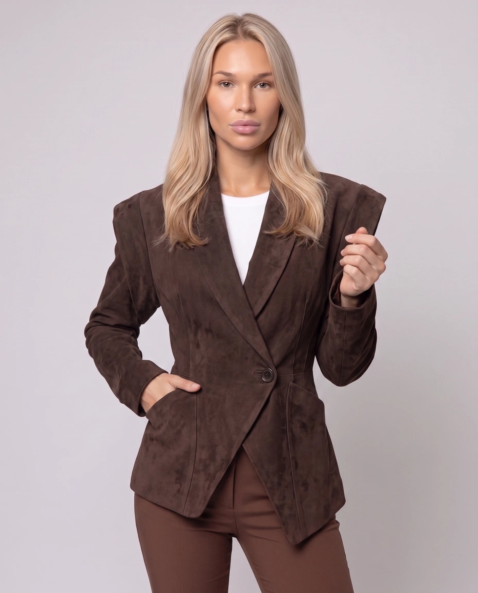 Veste en suédine cintrée chocolat Adeline, main à la poche, plan buste en studio