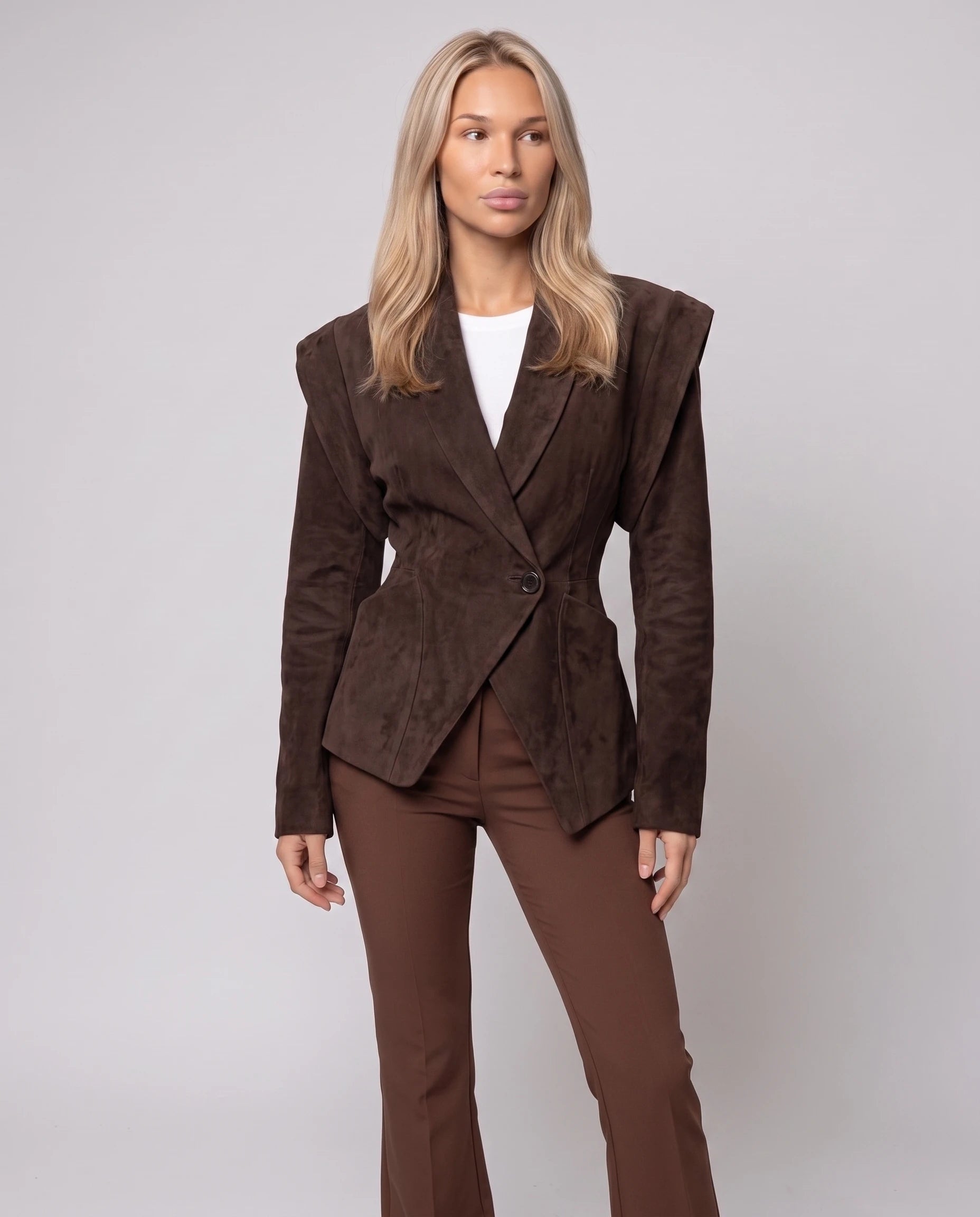 Veste en suédine cintrée chocolat Adeline, vue de face en pied en studio