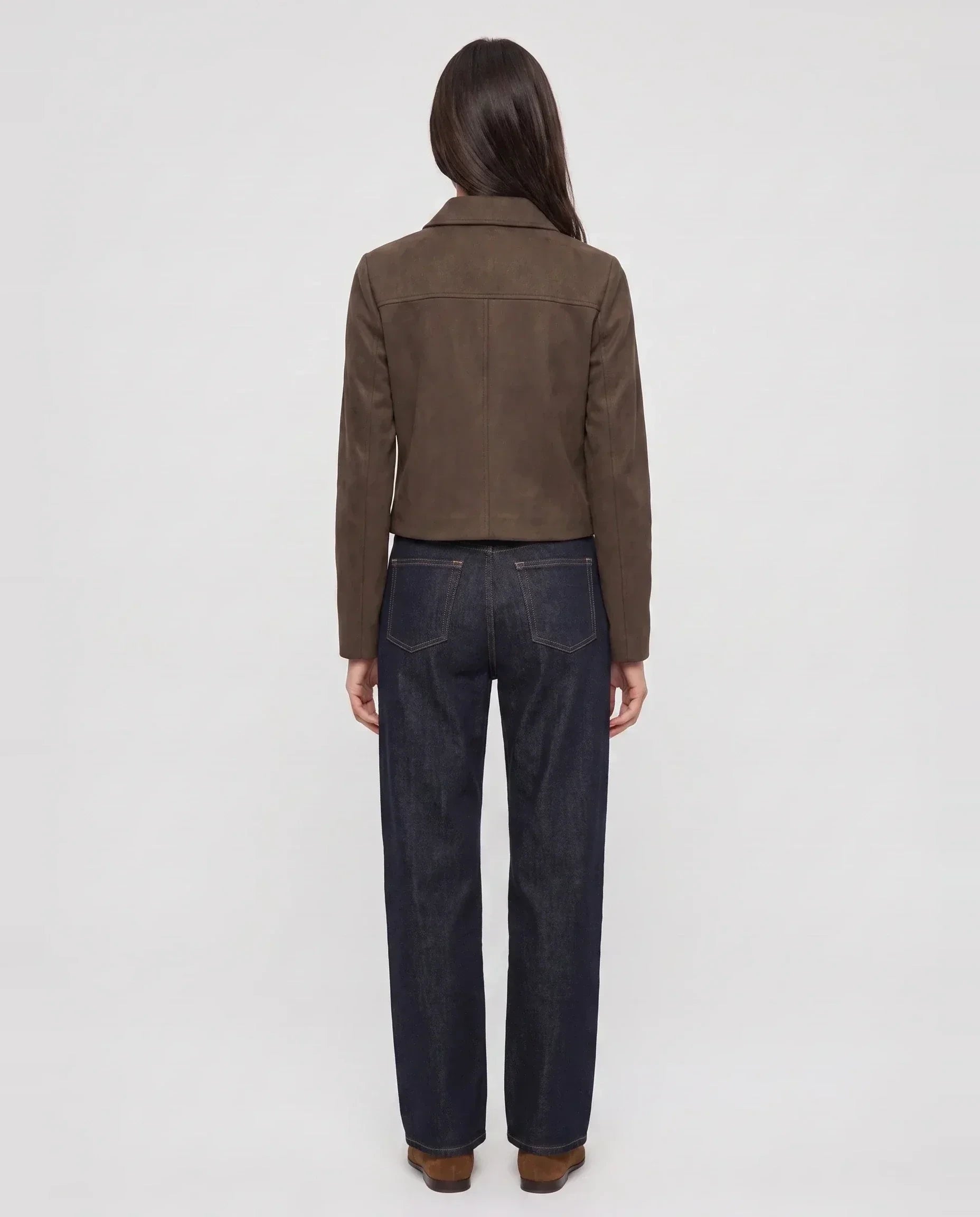 Veste courte en suédine à empiècement brun cacao Pélagie, vue de dos en studio