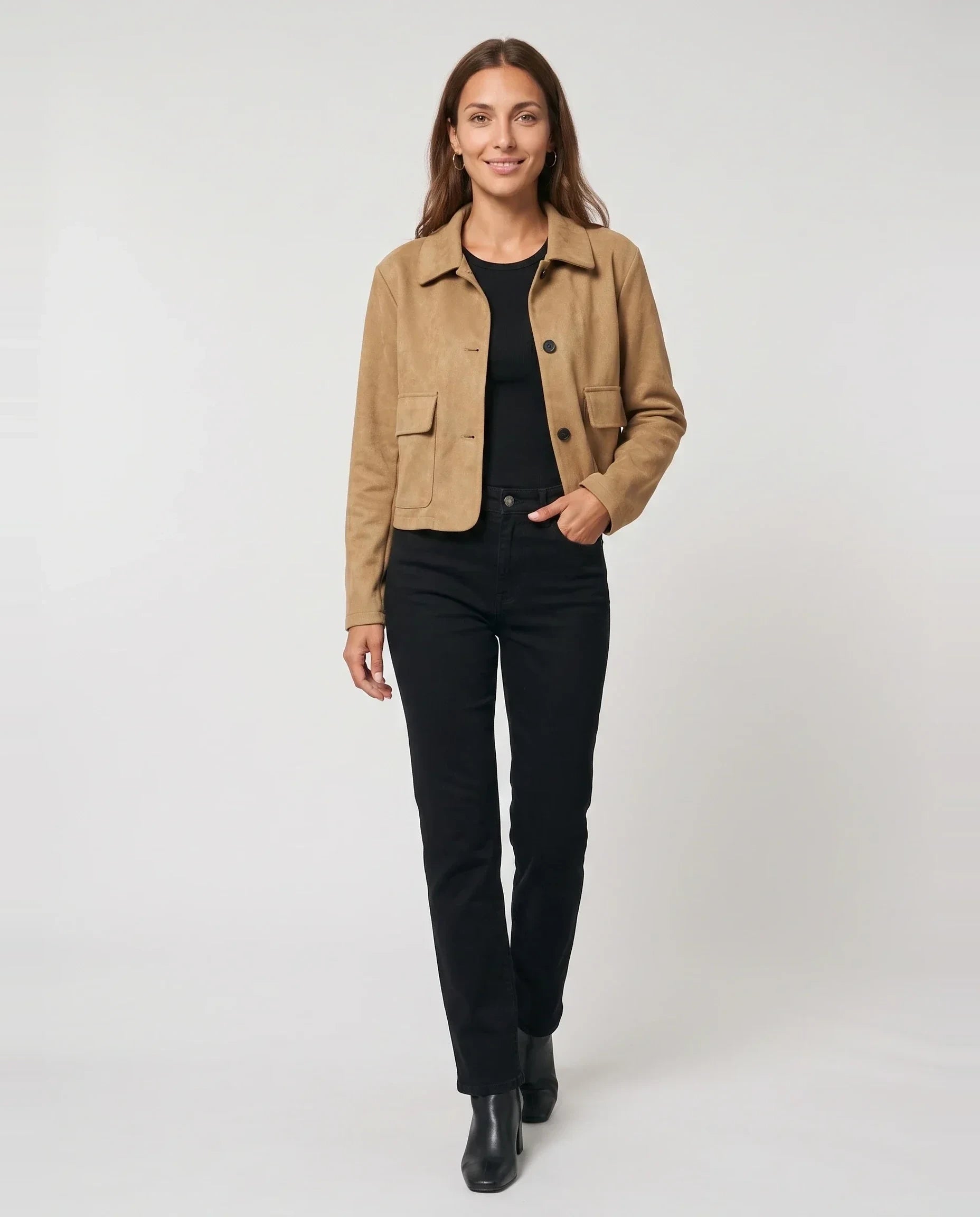 Veste courte en suédine camel Antonine, vue de face en studio