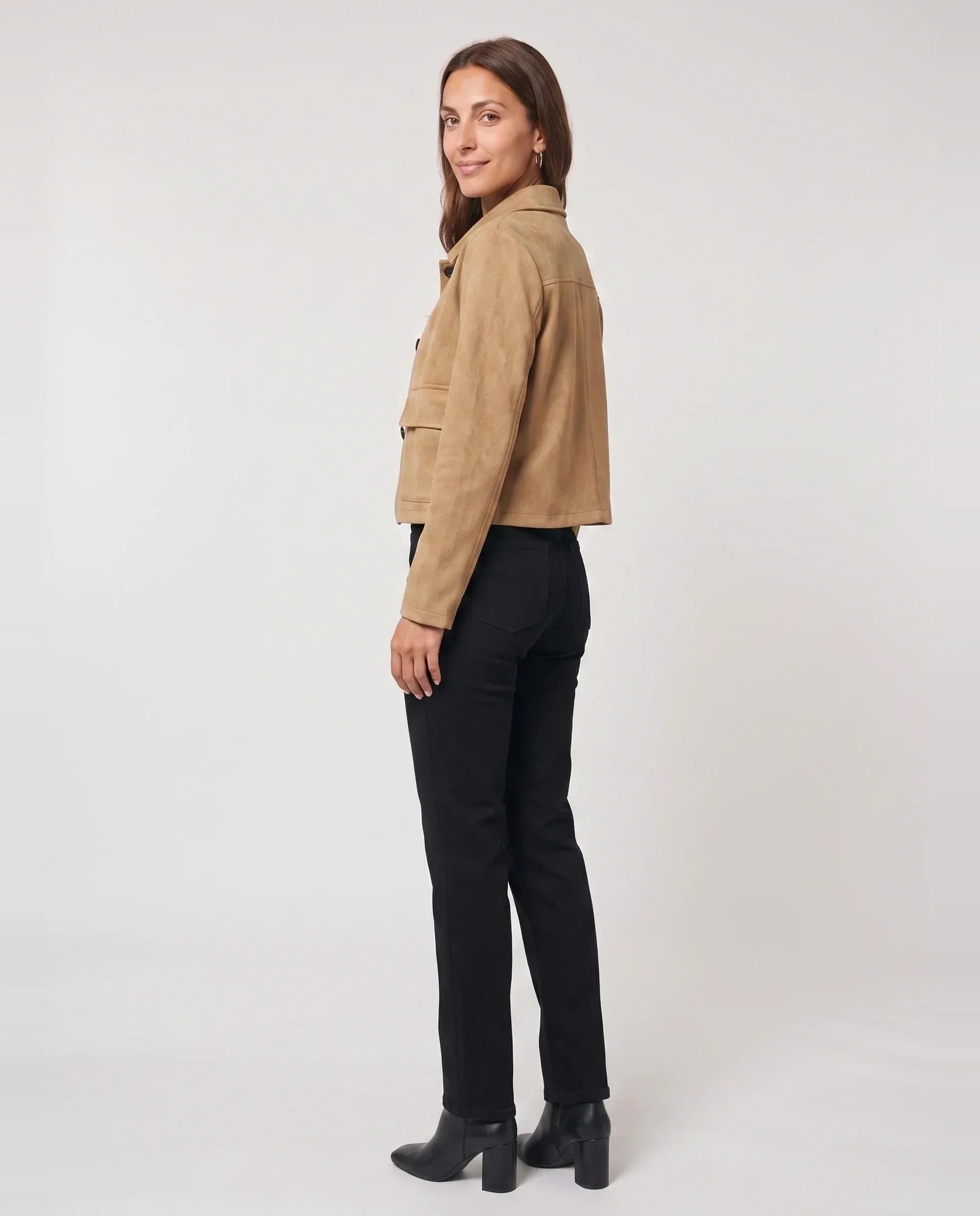 Veste en suédine camel Antonine boutonnée, vue de trois quarts en studio