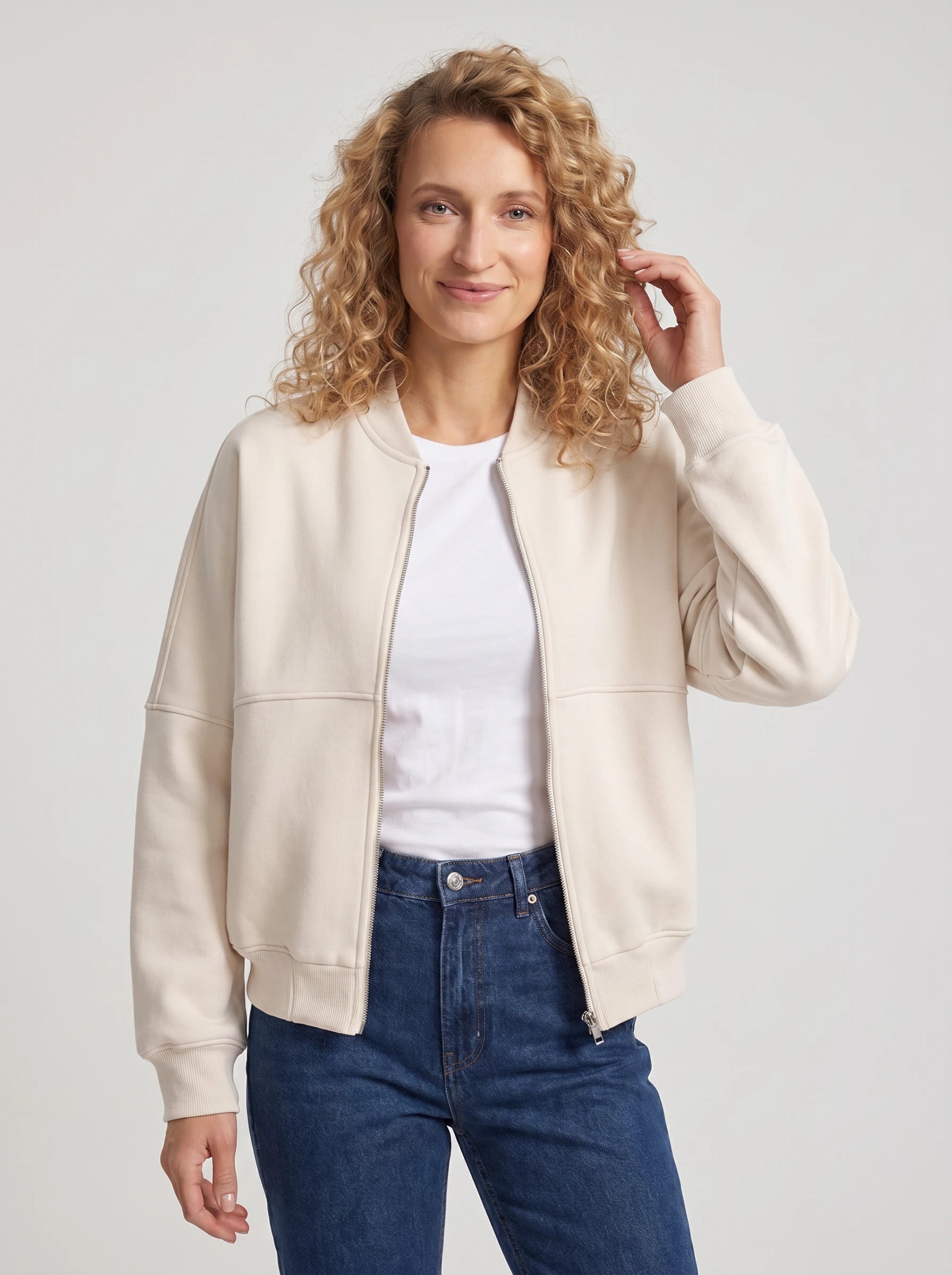 Bomber en molleton zippé beige Denise, plan rapproché en studio