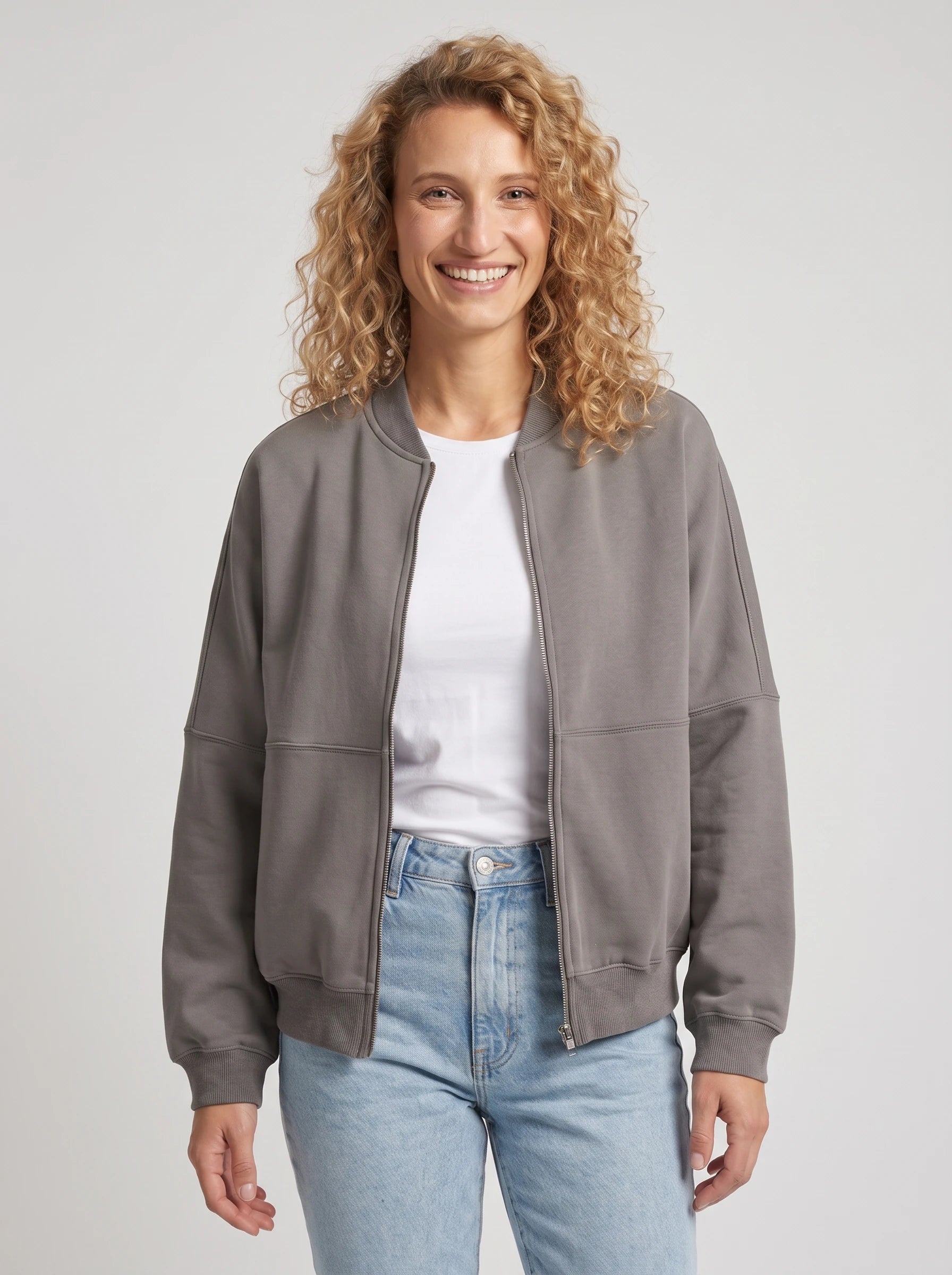 Bomber en molleton zippé gris Denise, plan rapproché en studio