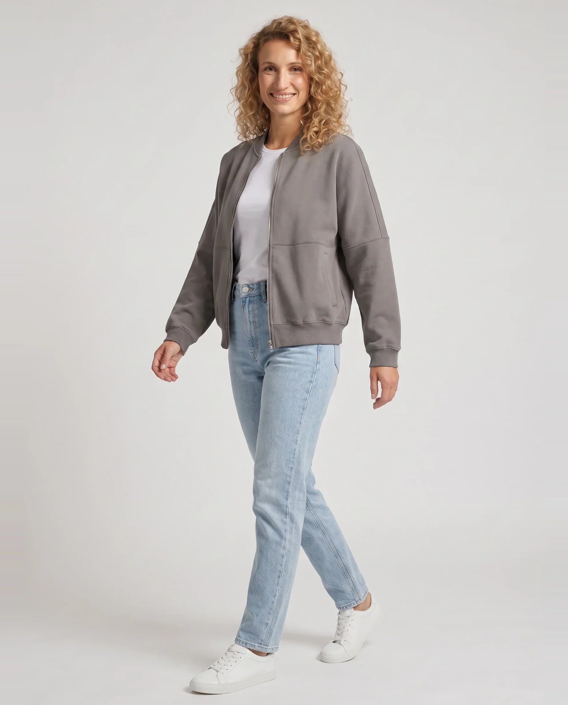 Bomber en molleton zippé gris Denise, vue de trois quarts en studio