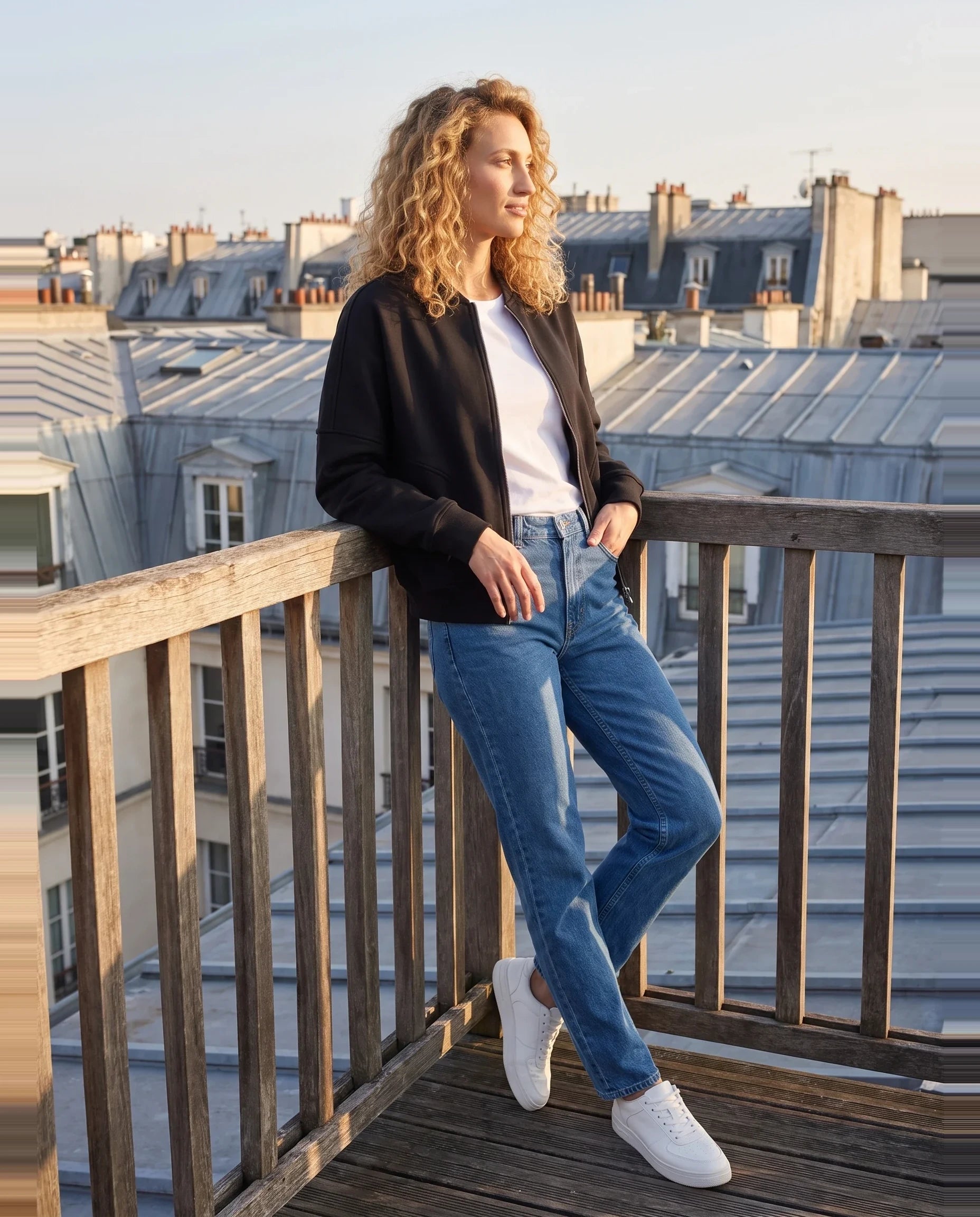Bomber en molleton noir Denise, porté sur un rooftop dominant les toits en zinc