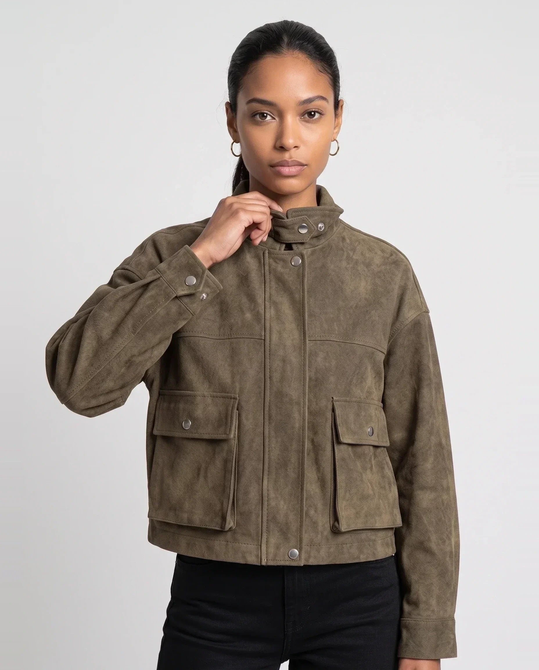Veste utilitaire en suédine kaki délavé Ernestine, plan rapproché en studio