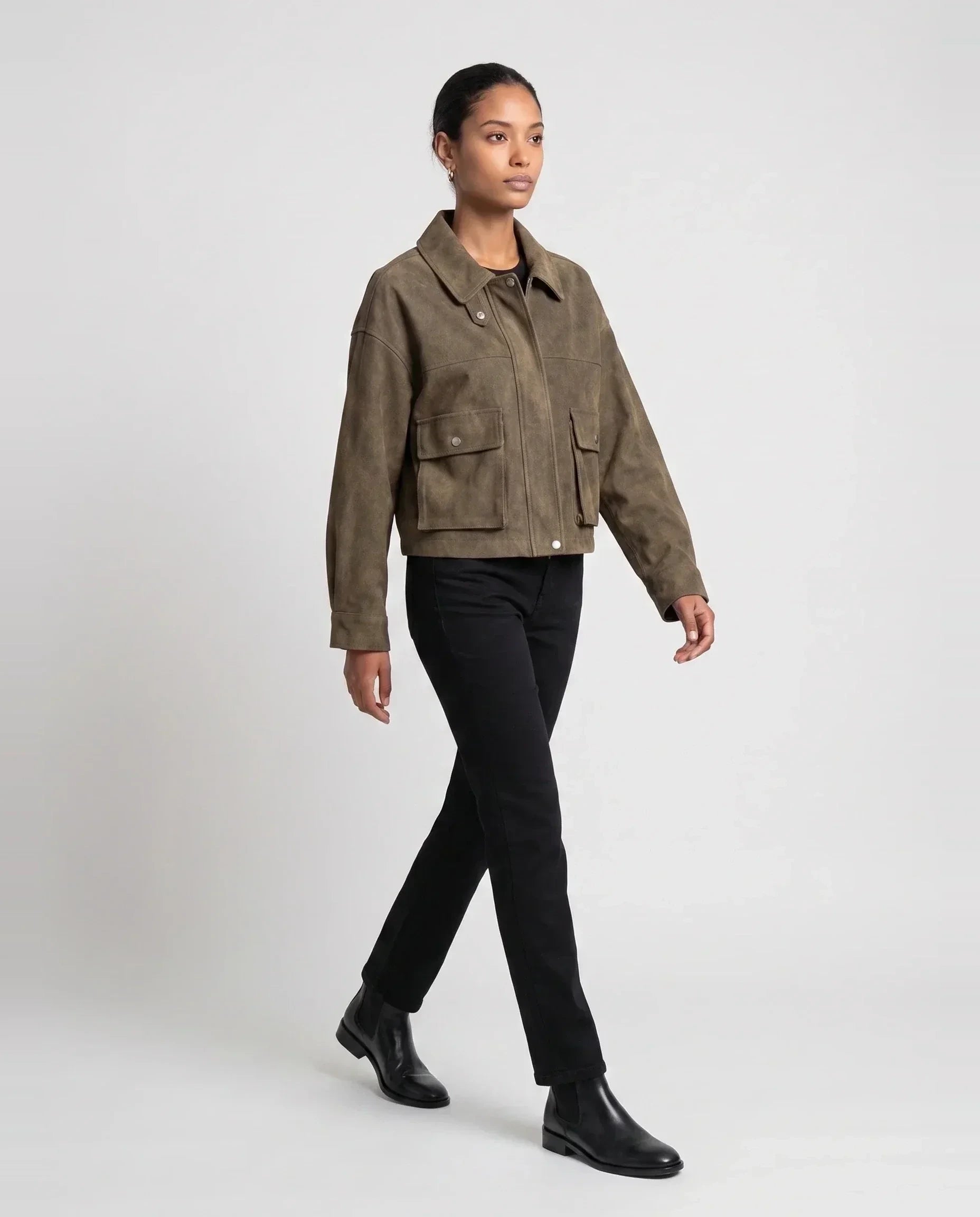 Veste utilitaire kaki délavé Ernestine zippée, vue de trois quarts en studio