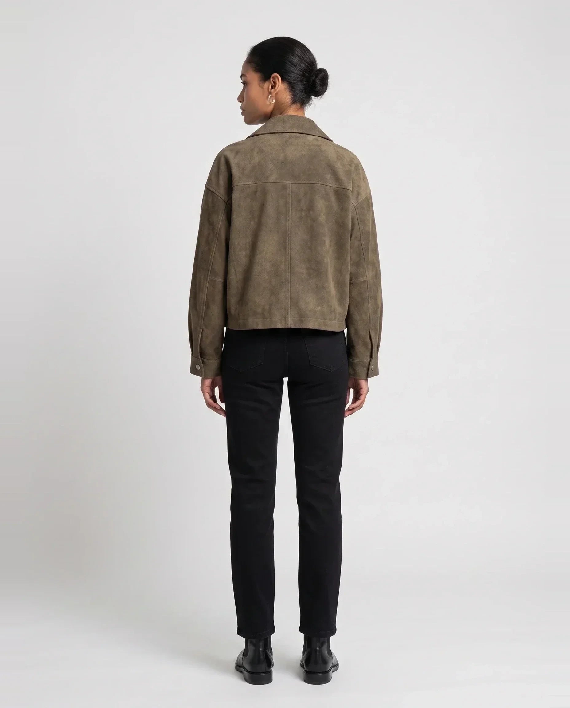 Veste utilitaire kaki délavé Ernestine, vue de dos en studio