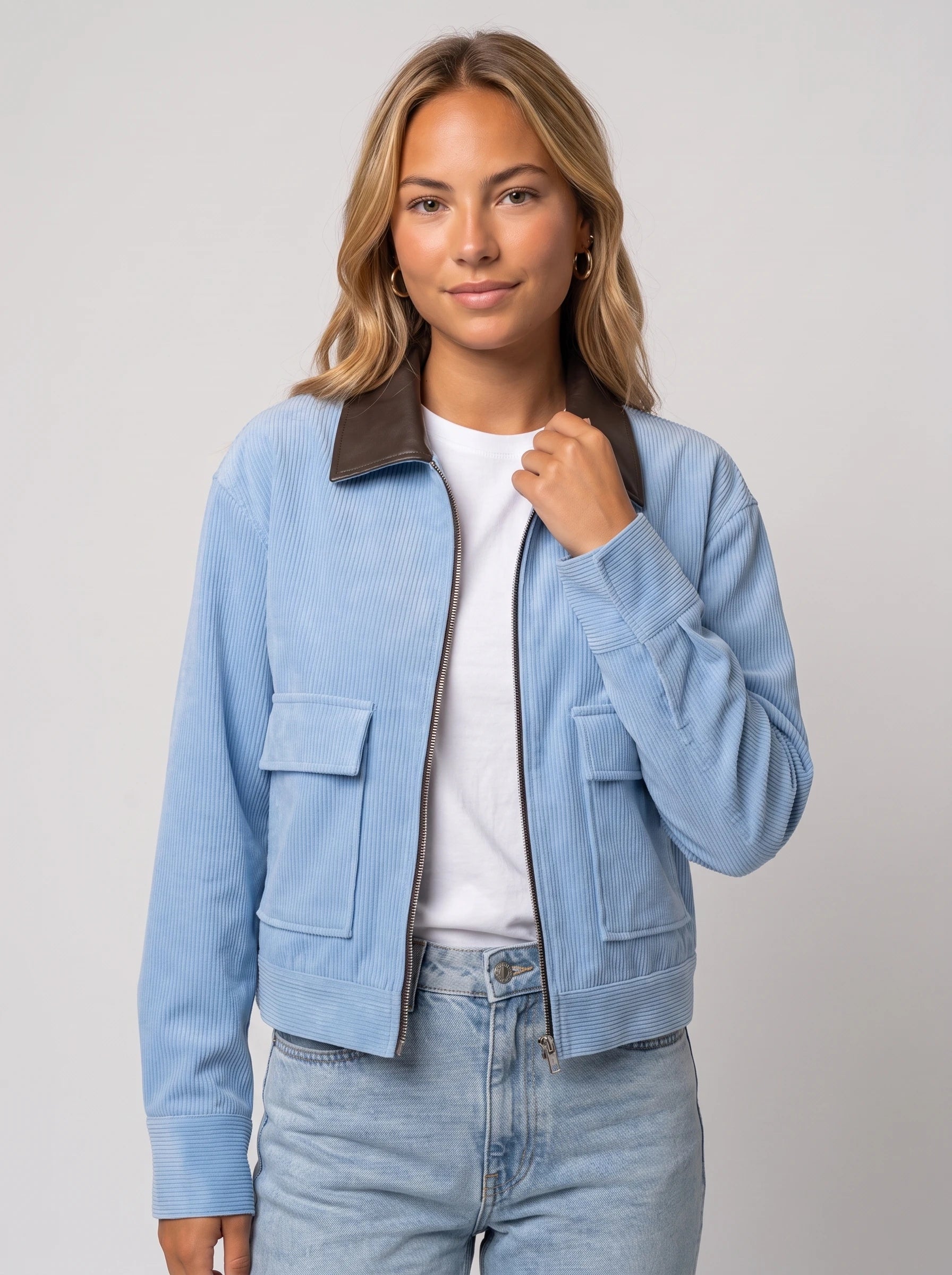 Veste courte zippée en velours côtelé bleu ciel Célie, plan rapproché en studio