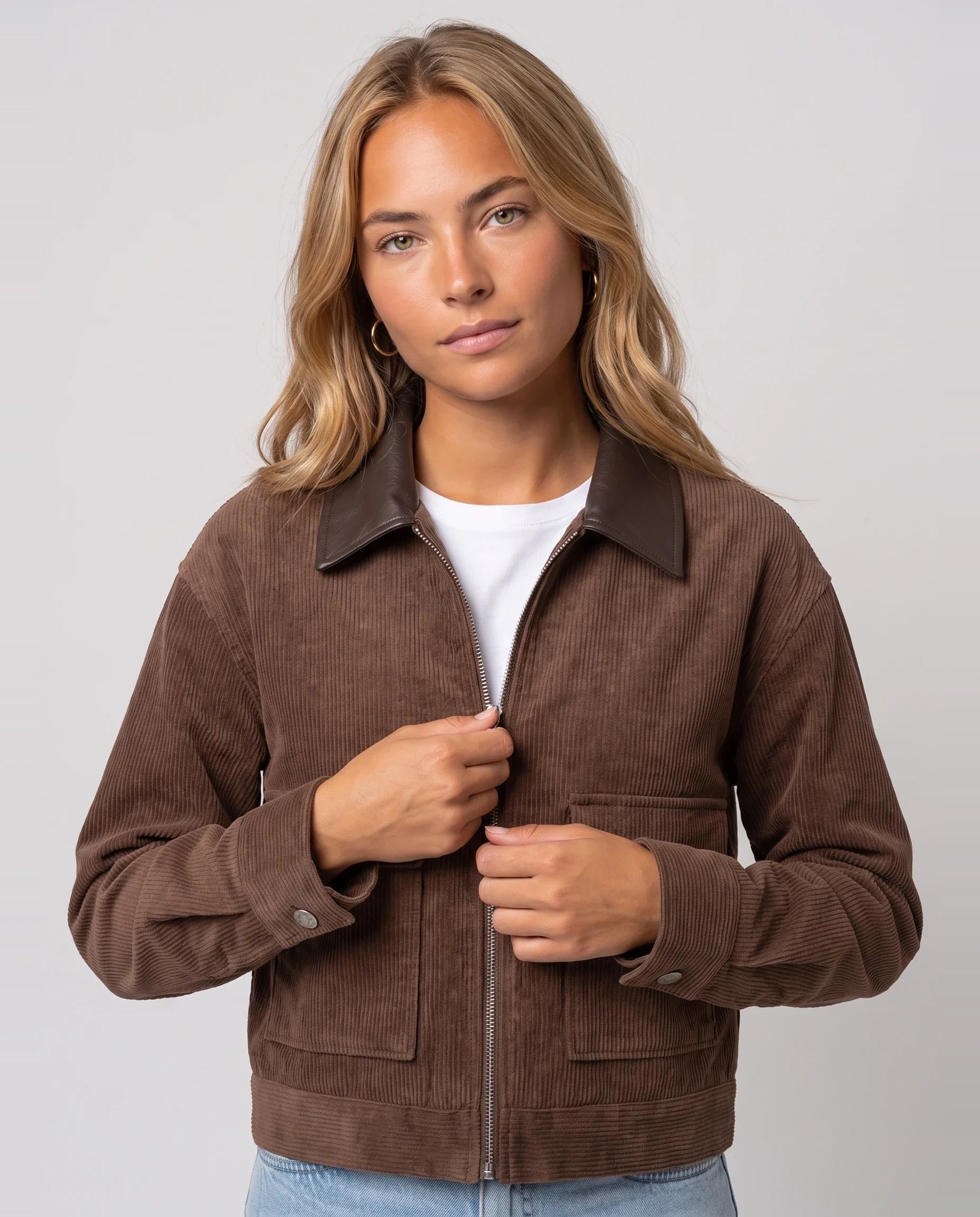 Veste courte zippée en velours côtelé chocolat Célie, plan rapproché en studio