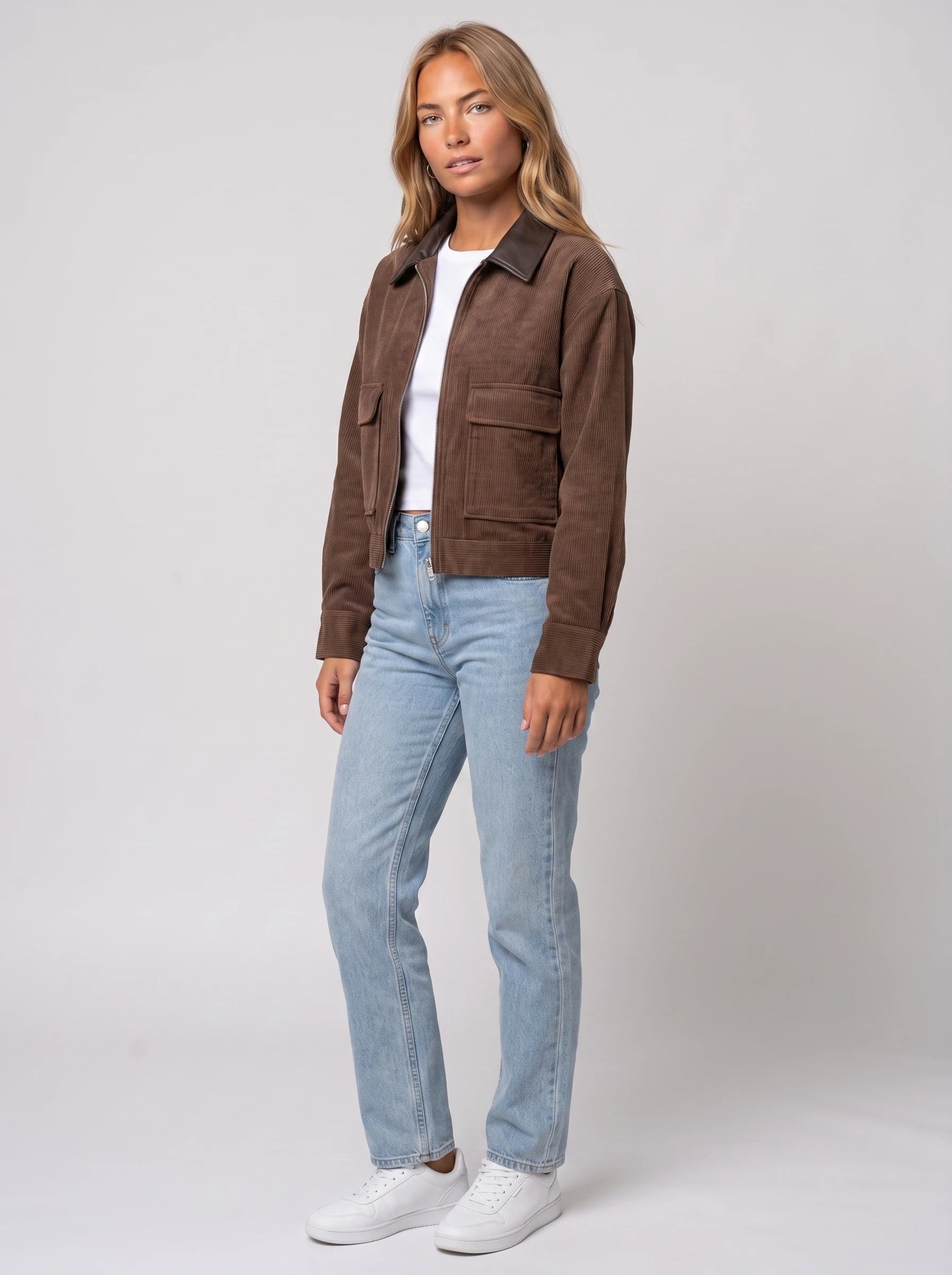 Veste courte zippée en velours côtelé chocolat Célie, vue de trois quarts en studio