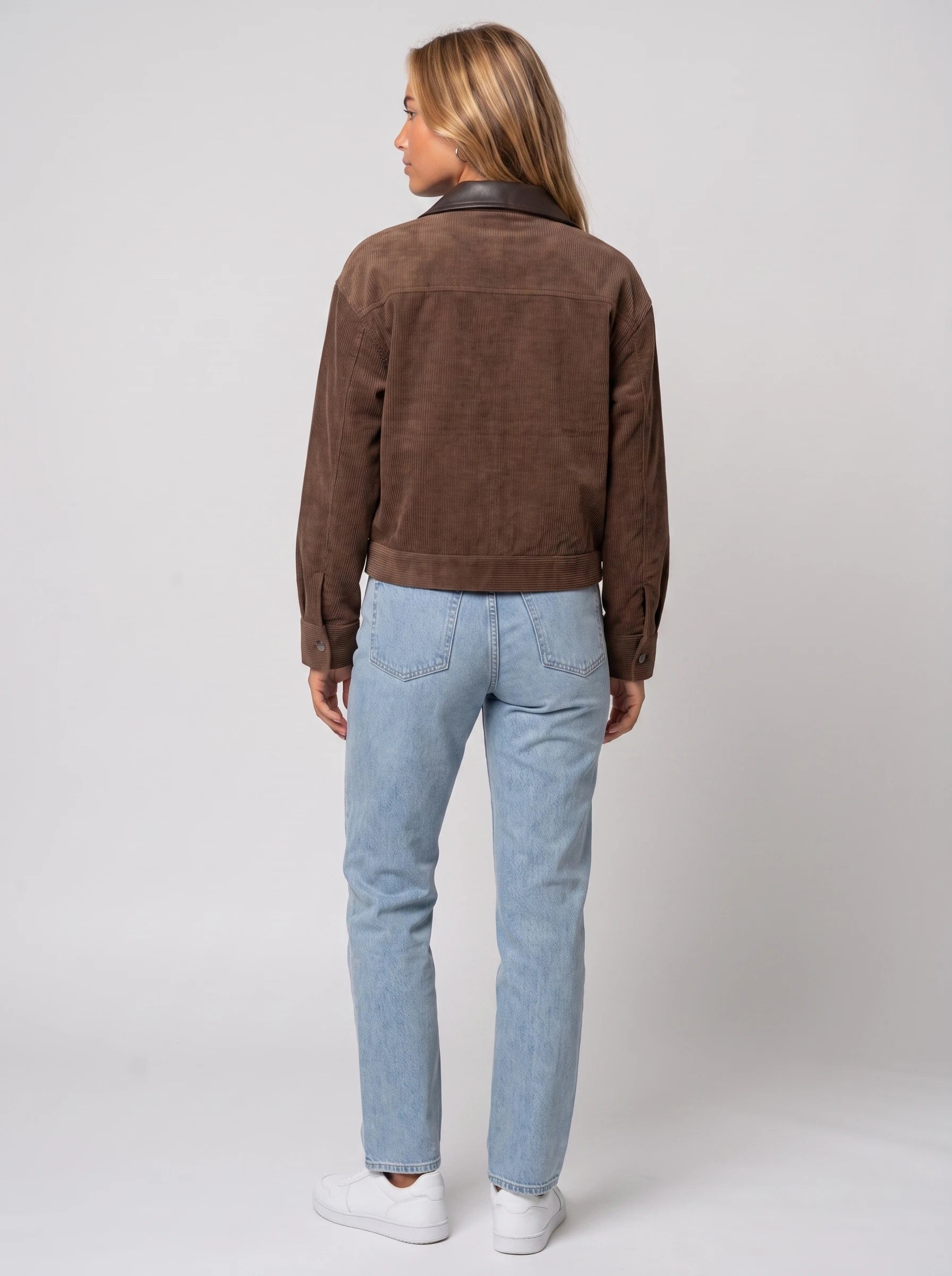 Veste courte zippée en velours côtelé chocolat Célie, vue de dos en studio