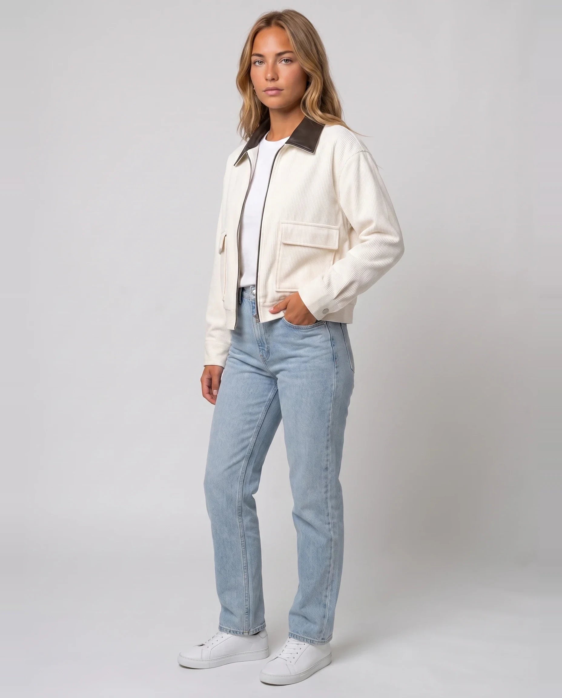 Veste courte zippée en velours côtelé écru Célie, vue de trois quarts en studio