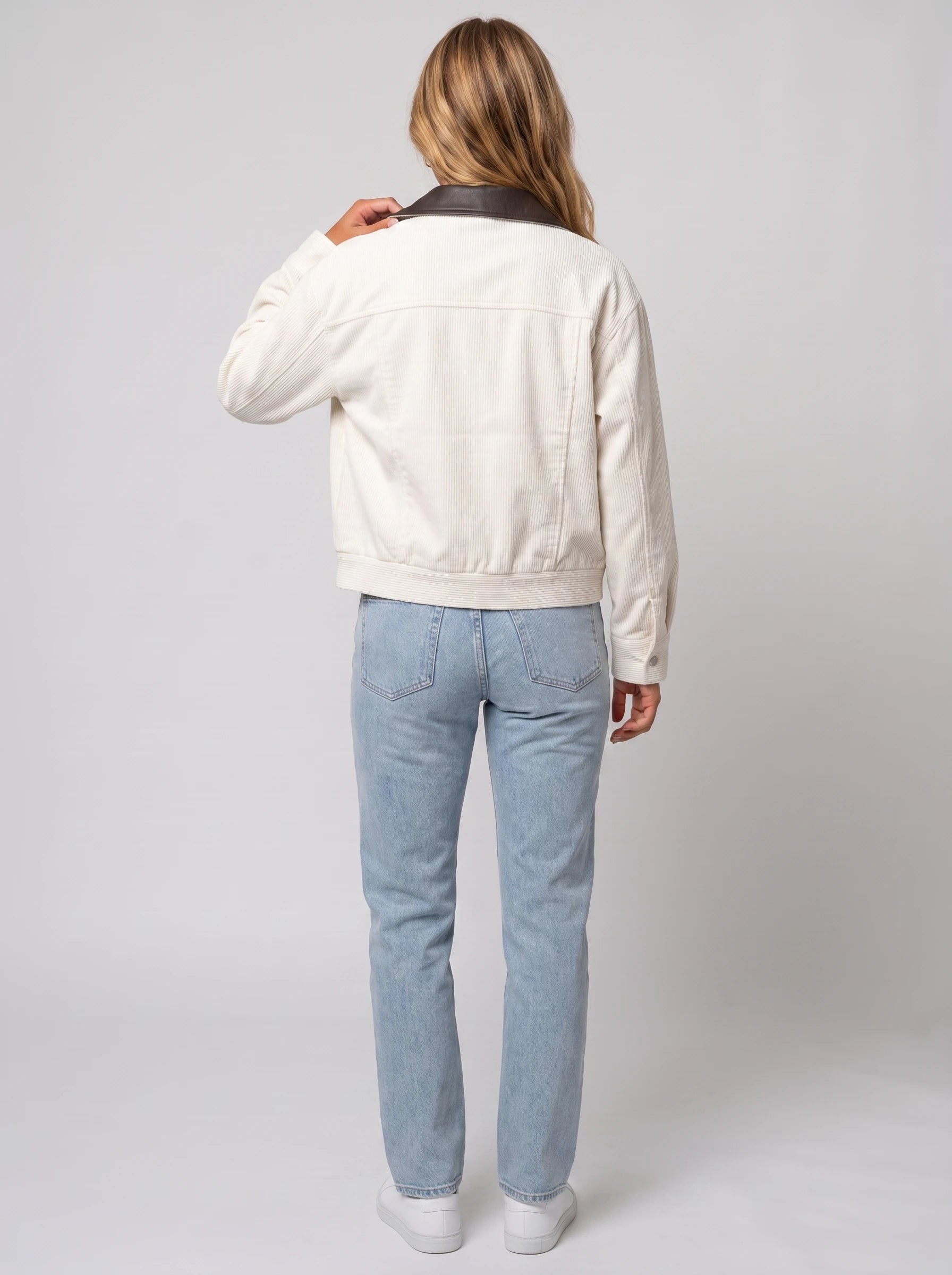 Veste courte zippée en velours côtelé écru Célie, vue de dos en studio