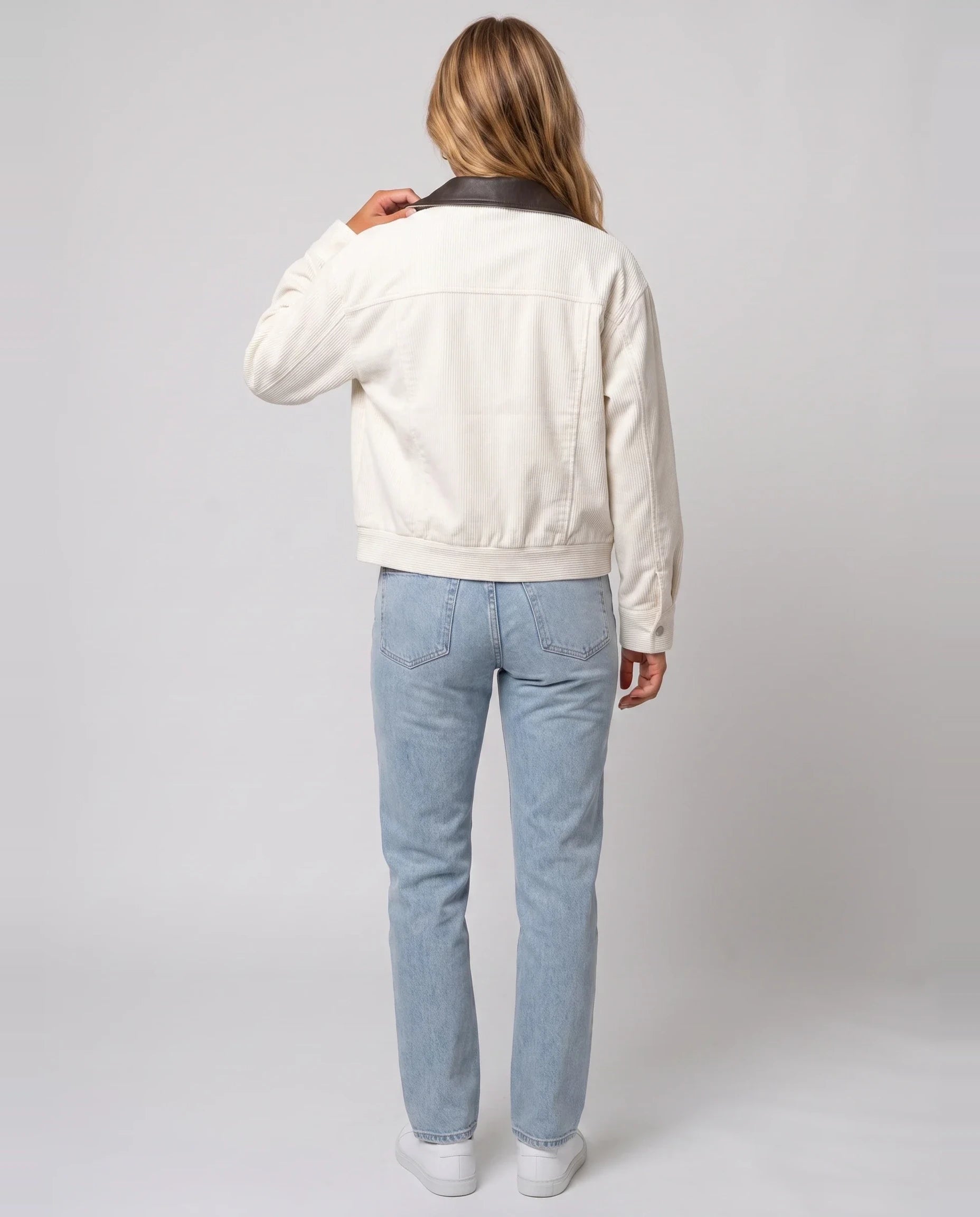 Veste courte zippée en velours côtelé écru Célie, vue de dos en studio