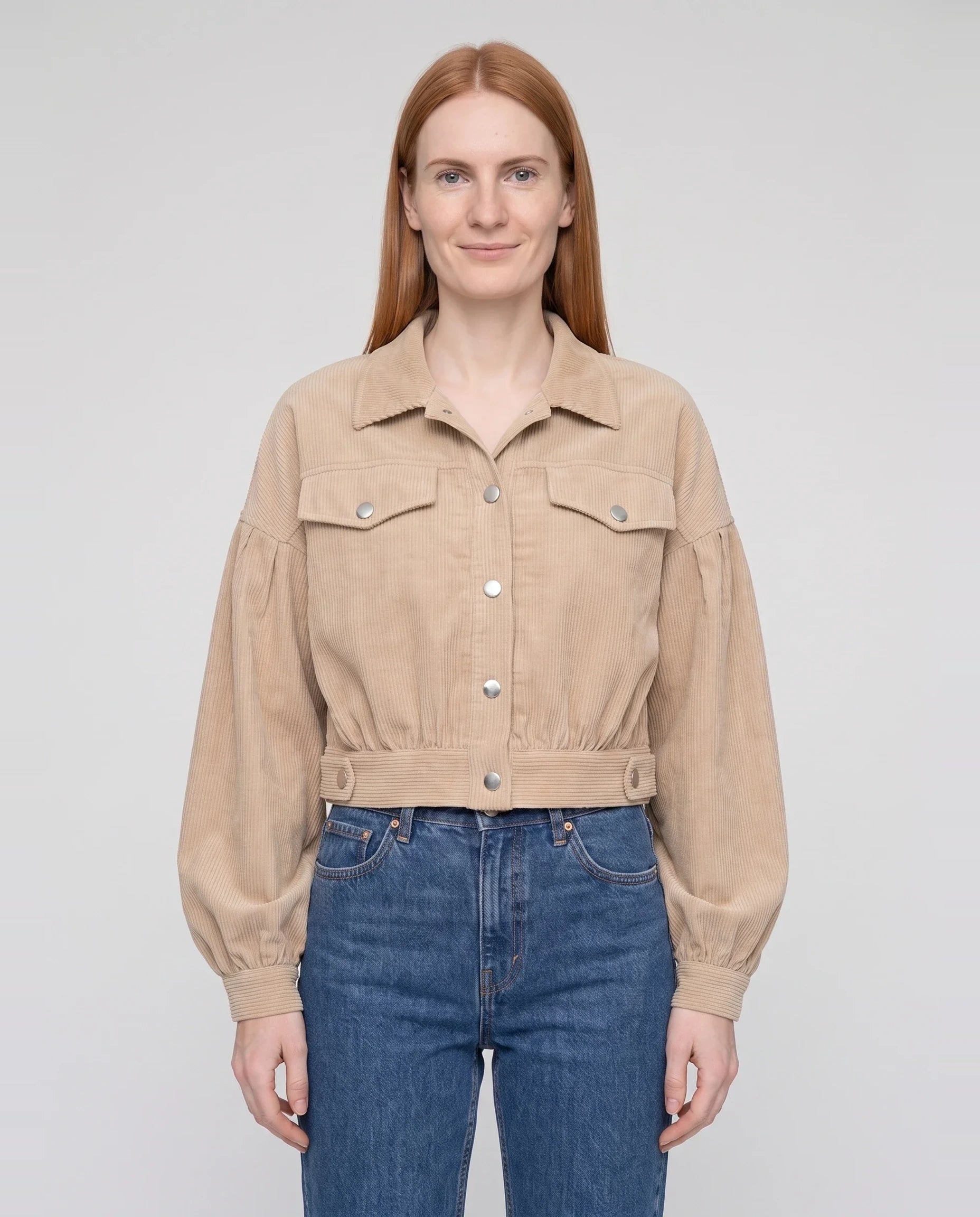 Veste courte en velours côtelé beige Yvette, plan rapproché en studio