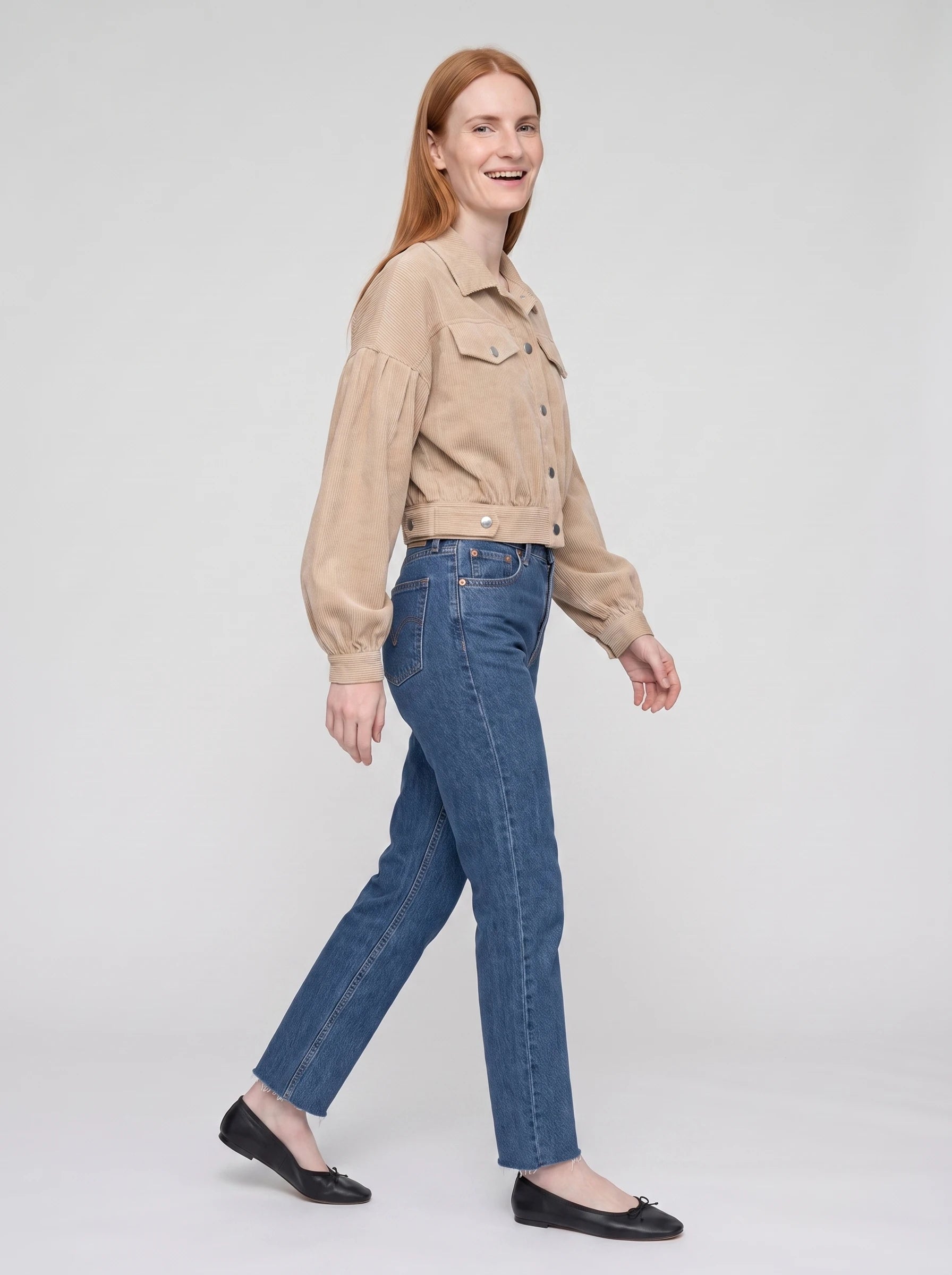 Veste courte en velours côtelé beige Yvette, vue de trois quarts en studio