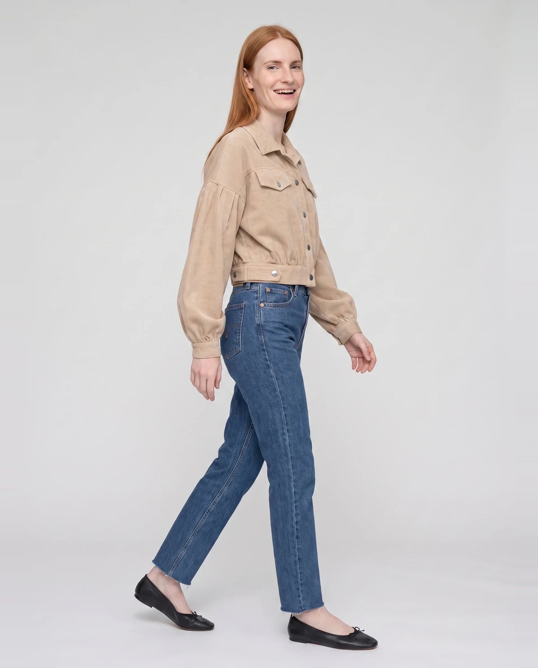 Veste courte en velours côtelé beige Yvette, vue de trois quarts en studio