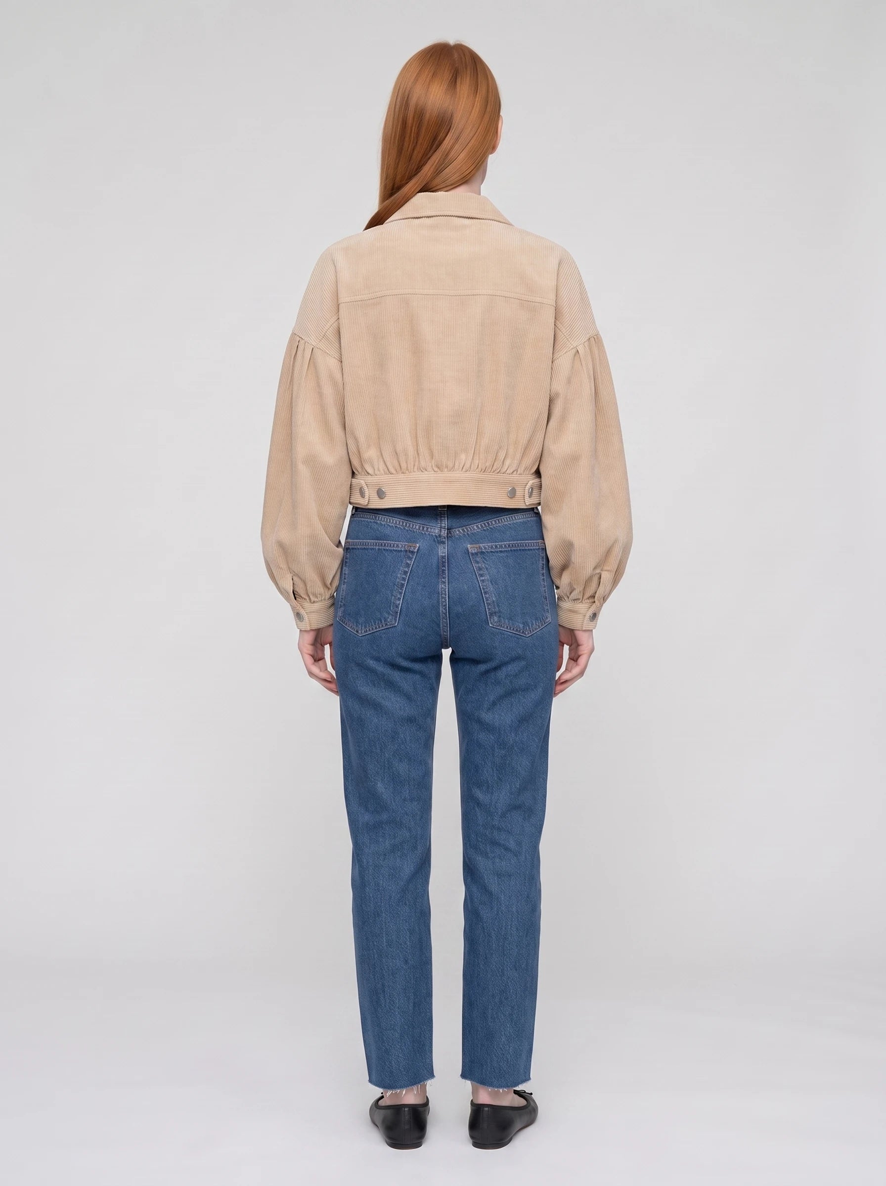 Veste courte en velours côtelé beige Yvette, vue de dos en studio