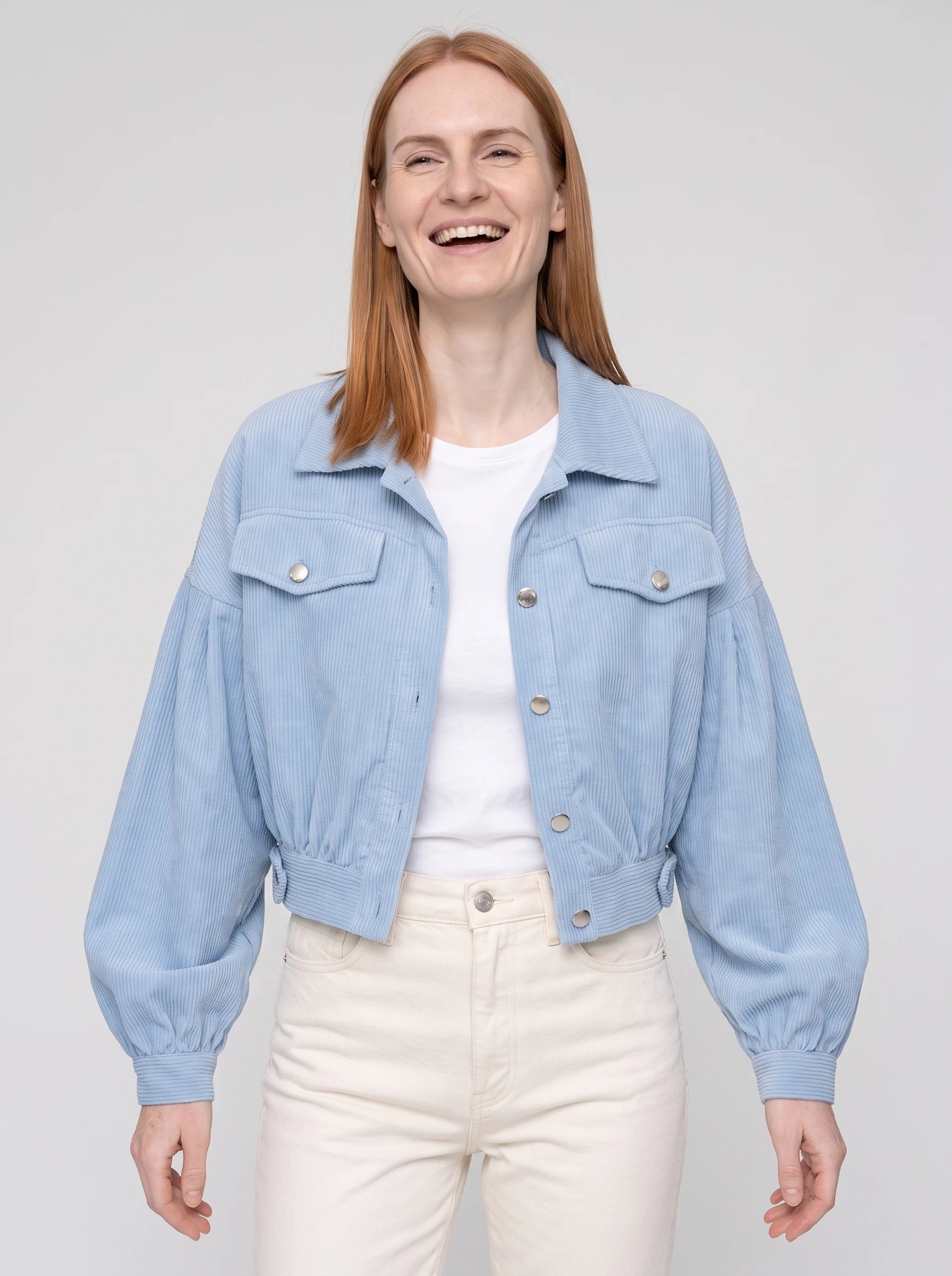 Veste courte en velours côtelé bleu ciel Yvette, plan rapproché en studio