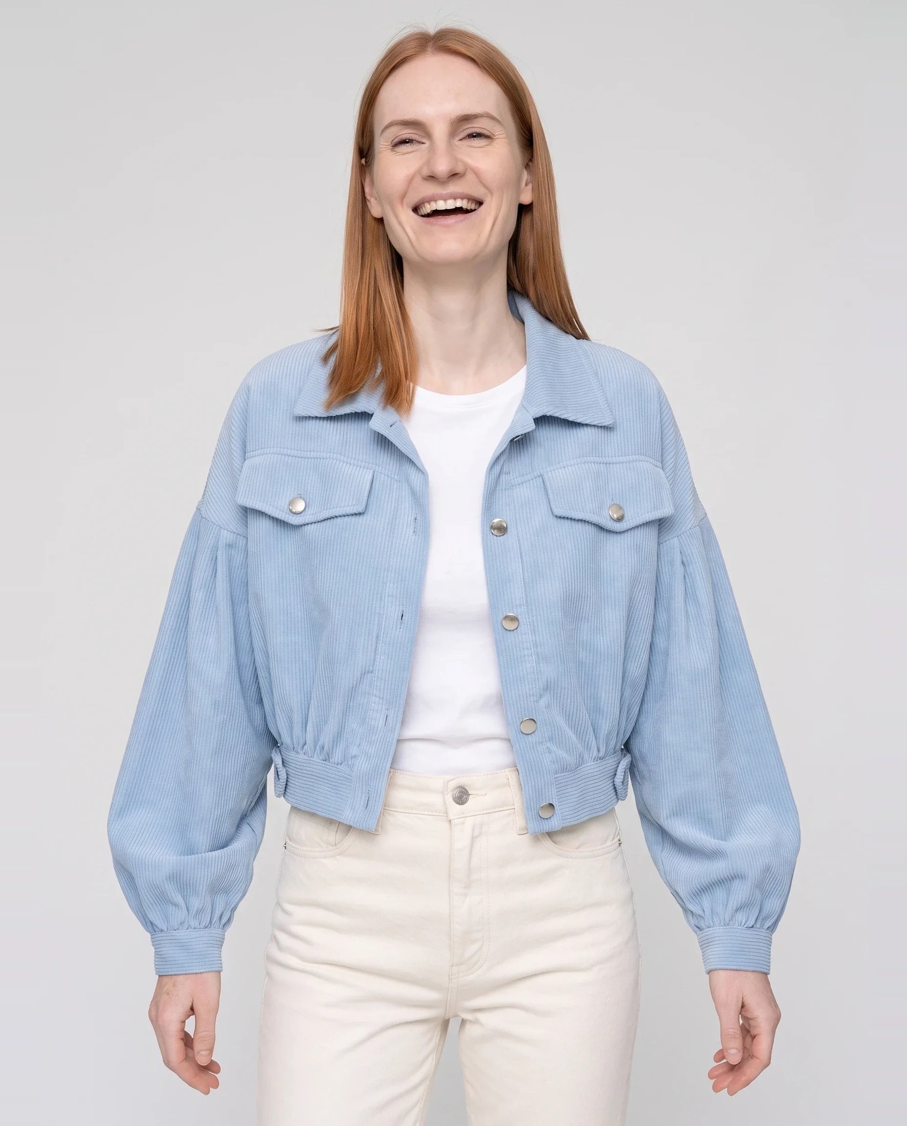 Veste courte en velours côtelé bleu ciel Yvette, plan rapproché en studio
